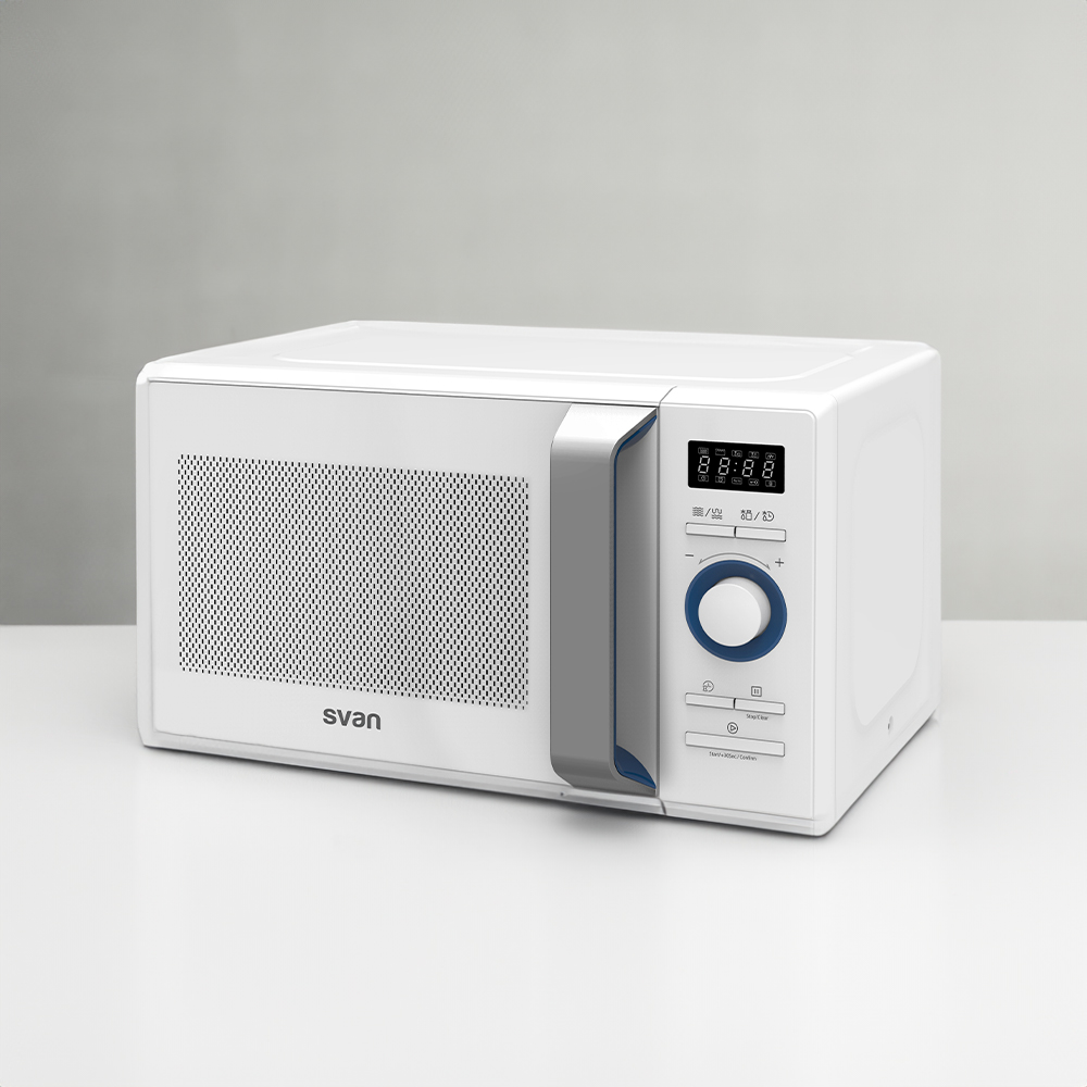 Un horno microondas blanco inclinado sobre una superficie blanca. La pantalla y el panel de control son visibles.