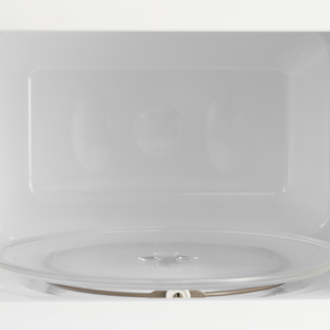 Interior de un horno microondas, mostrando el plato de vidrio.