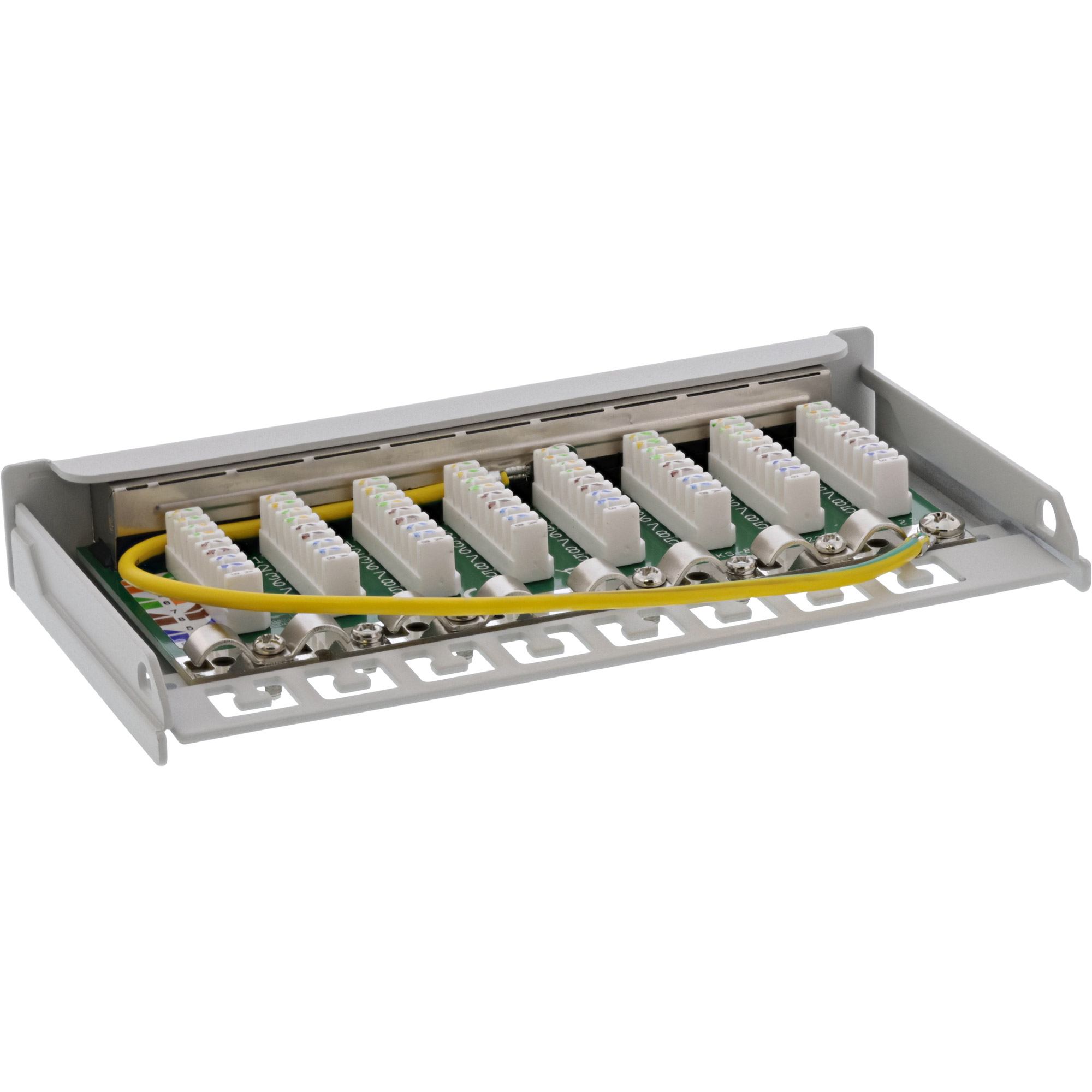 Un pannello di permutazione in metallo con porte RJ45 e cablaggio interno. Il cablaggio è giallo.