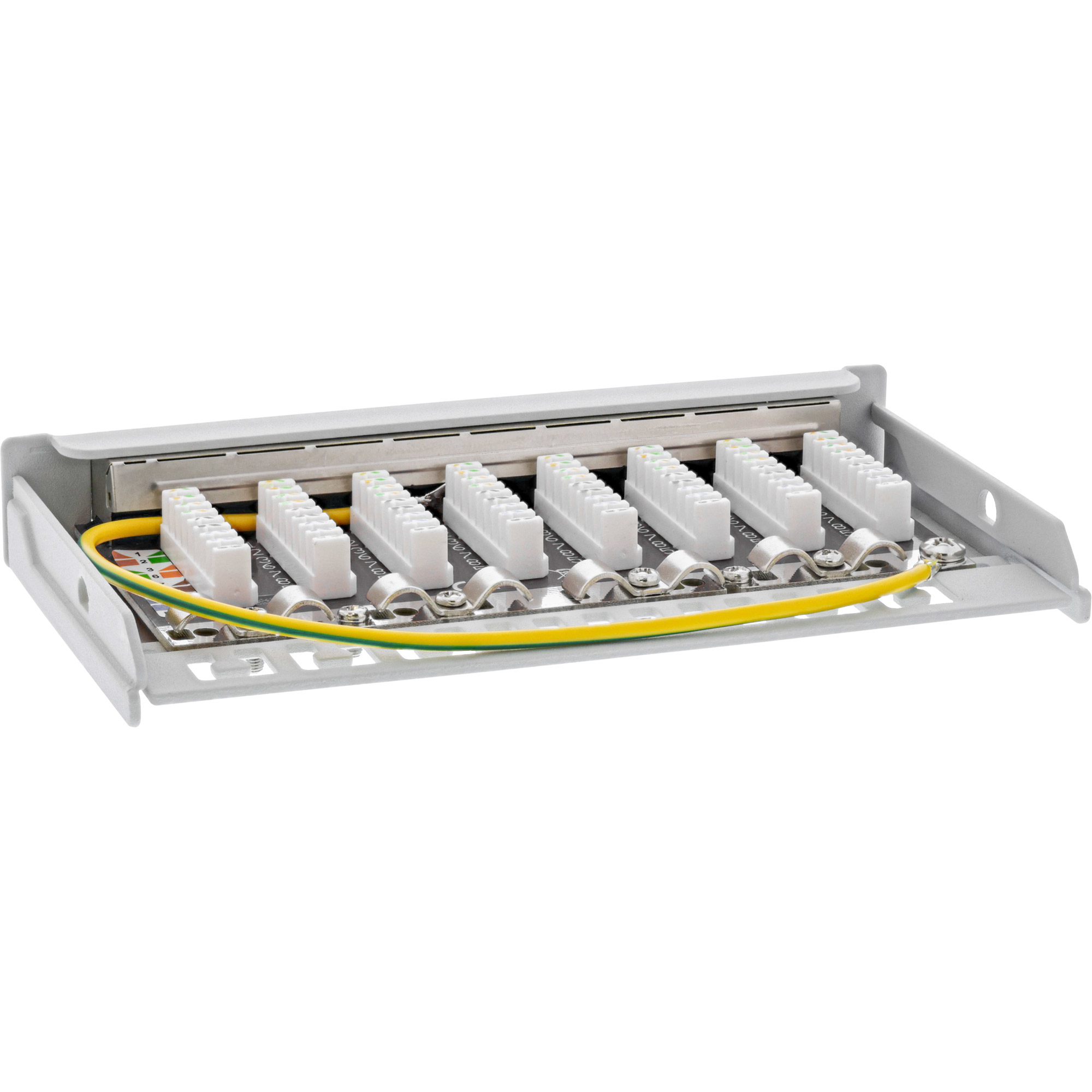 Un pannello di rete in metallo bianco con otto connettori RJ45 bianchi, fili verdi e gialli e viti.