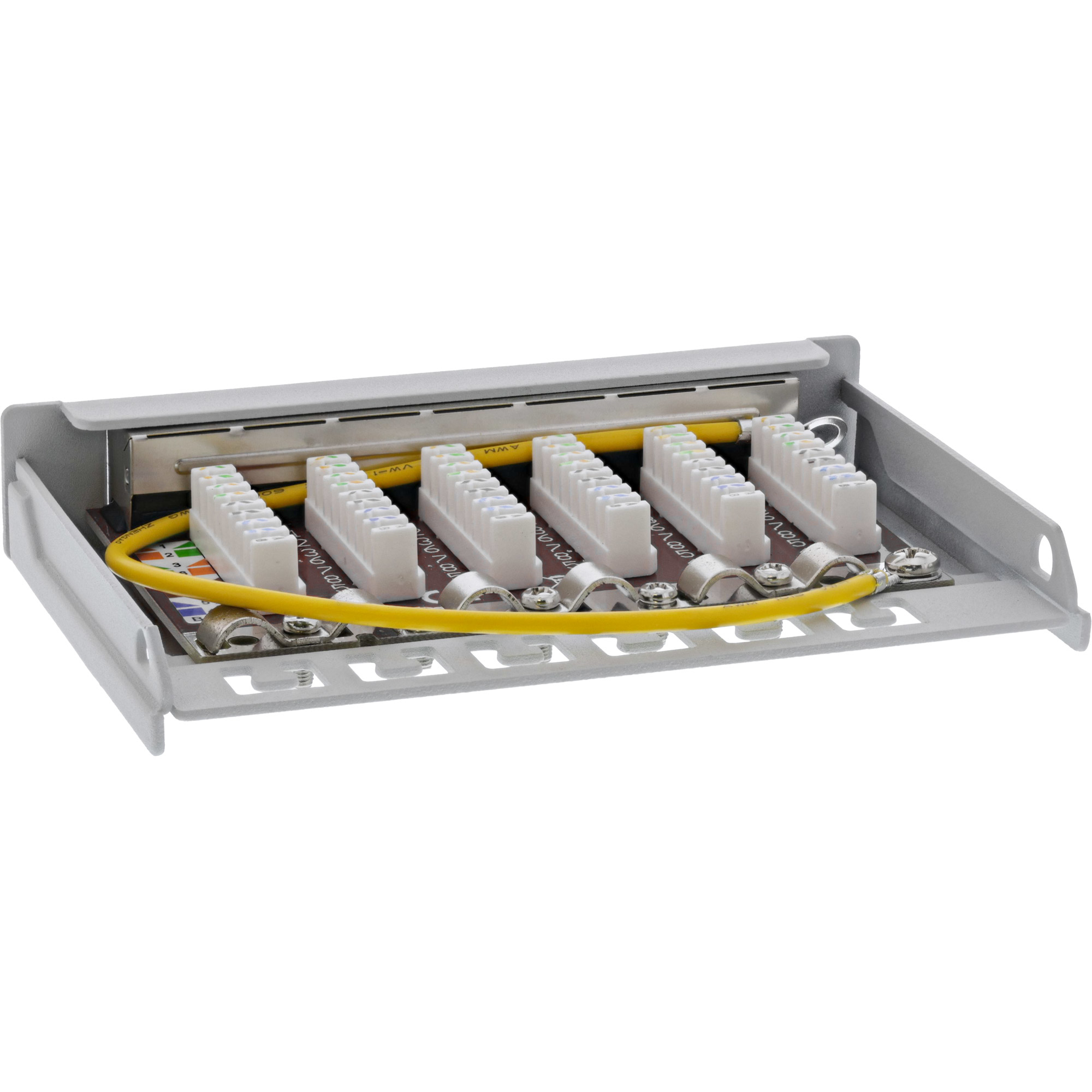 Una scatola di metallo aperta con connettori RJ45 e cavo giallo.