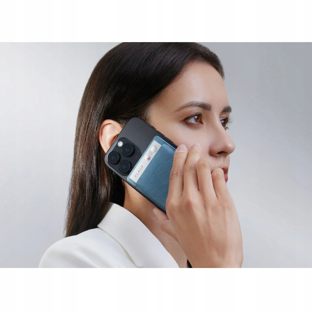 Kobieta trzymająca smartfon z niebieskim portfelem z tyłu, blisko ucha.