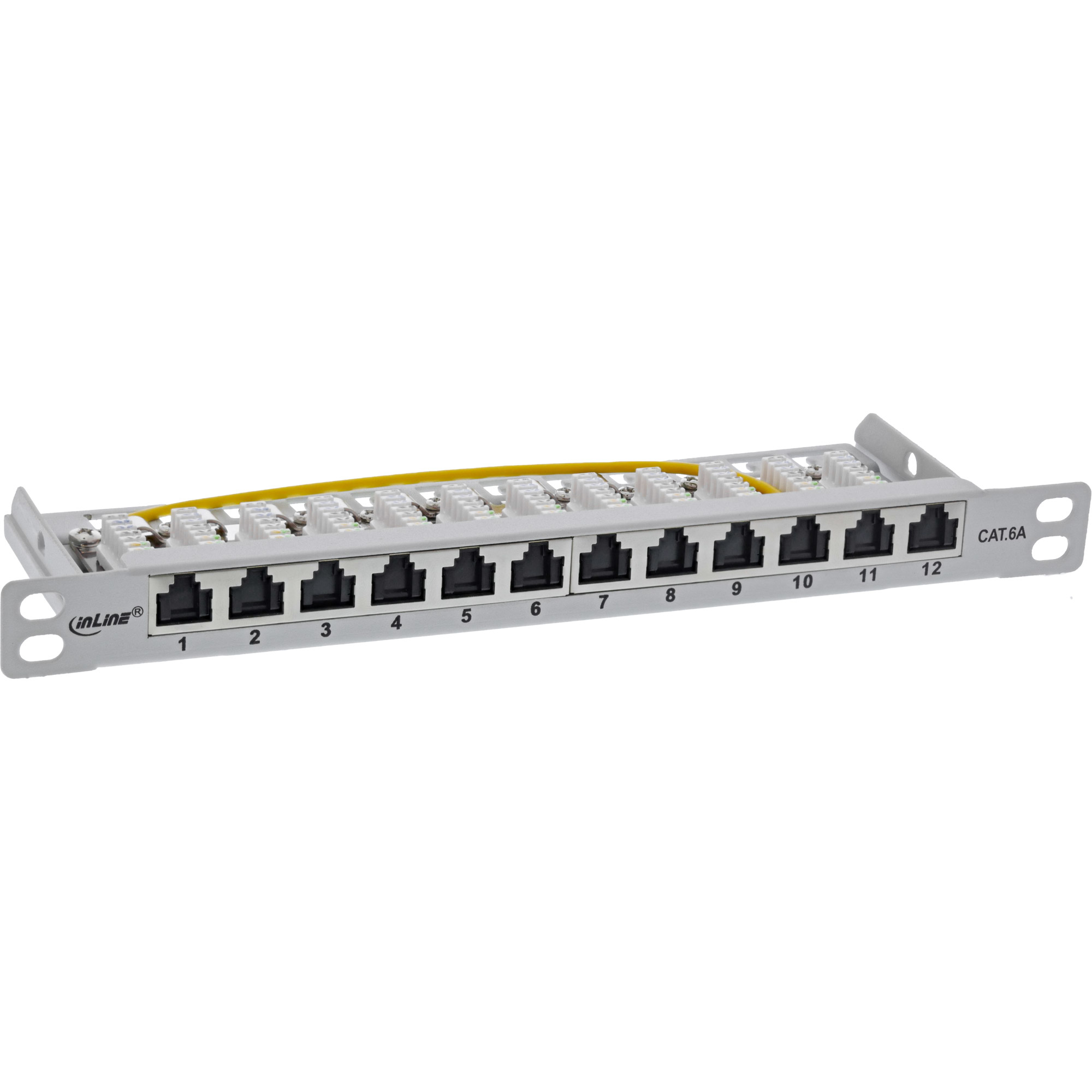 Un pannello patch con dodici porte RJ45, etichettate con numeri, e un cavo giallo.