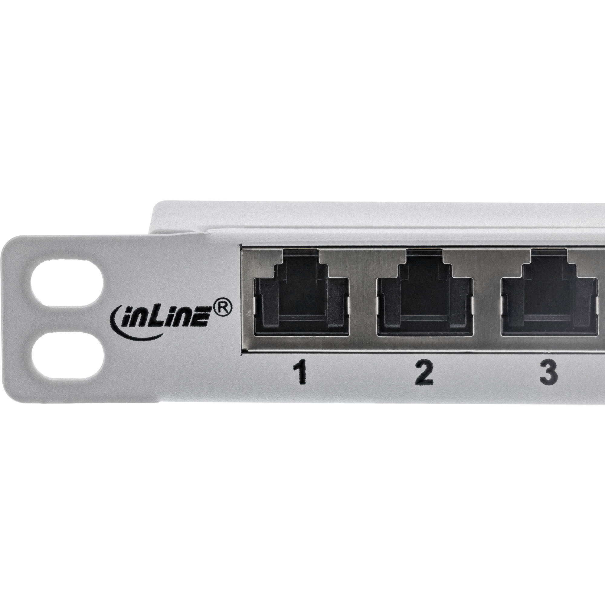 Primo piano di un pannello di porte di rete con tre porte numerate. Il pannello è grigio con il logo inline.