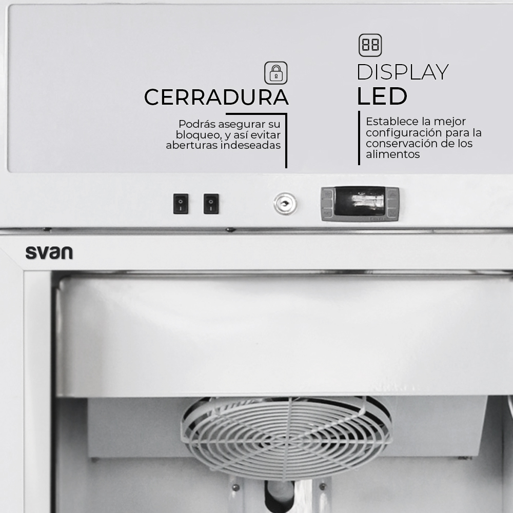 Primer plano de una puerta de refrigerador con cerradura y pantalla LED. Fondo blanco.