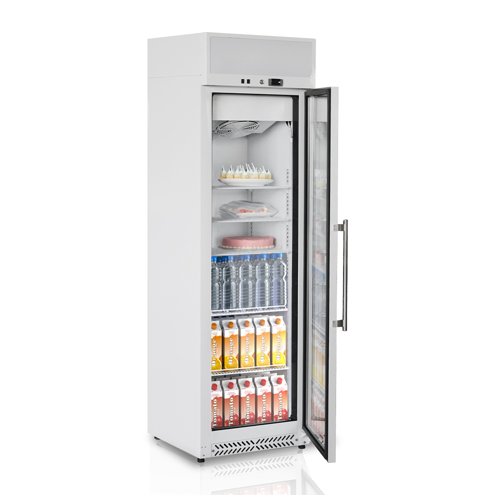 Refrigerador blanco con puerta abierta, mostrando estantes con comida y bebidas. Fondo blanco.