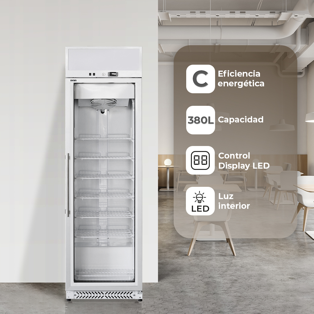Refrigerador blanco con interior visible, mostrando estantes y productos. Texto e iconos a la derecha.