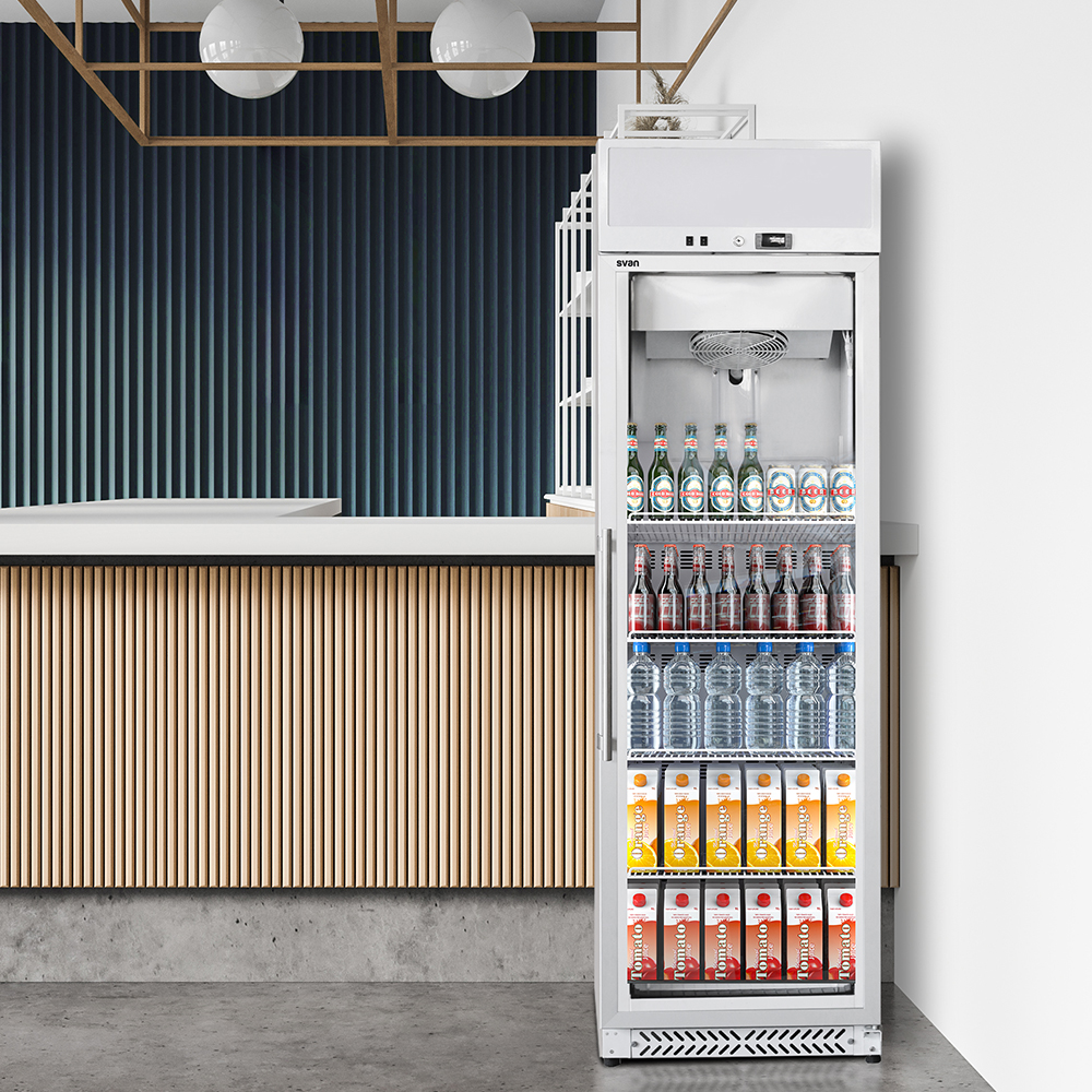 Refrigerador con puerta abierta, mostrando bebidas y comida en su interior. Fondo con decoración y mostrador.