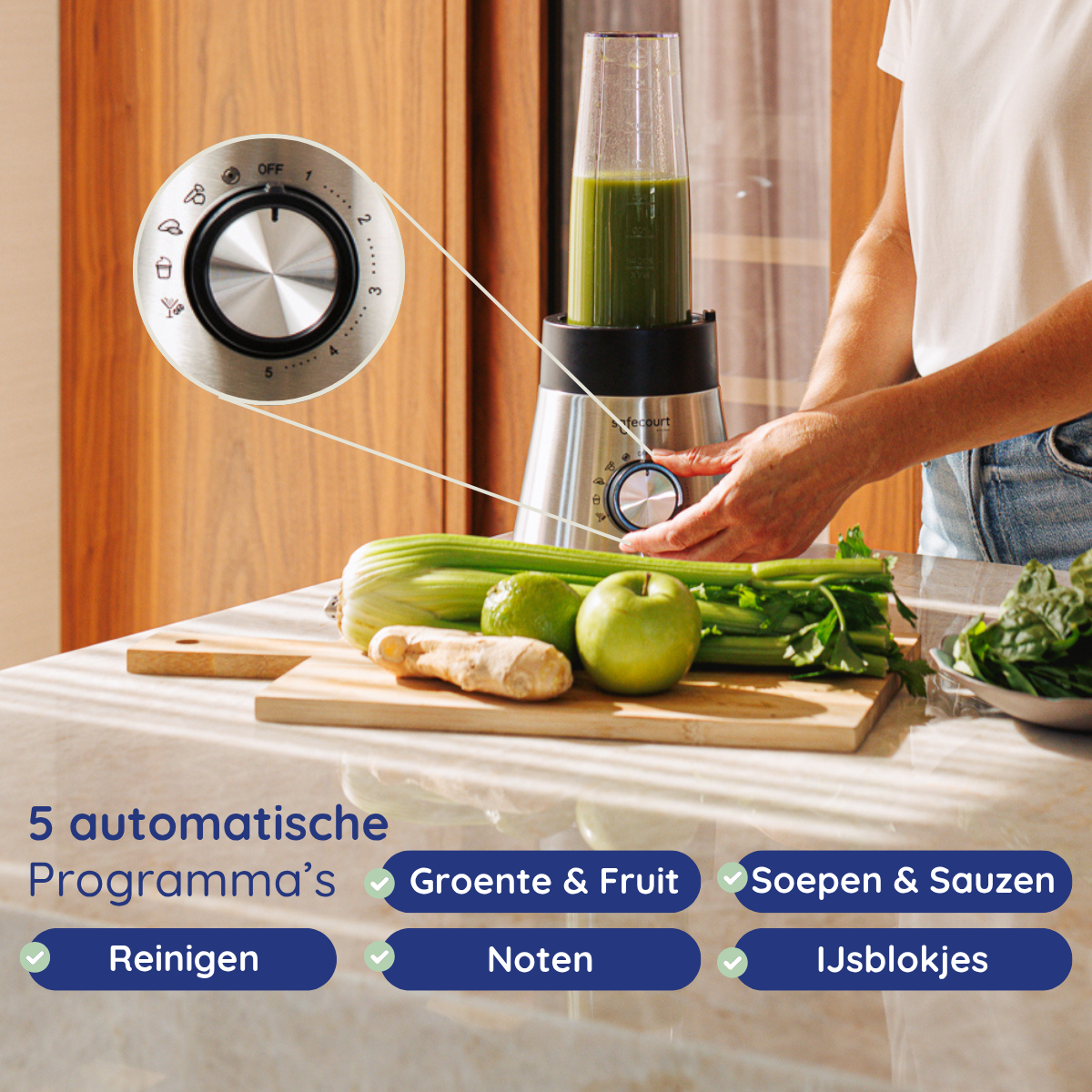 Een vrouw gebruikt een blender met een groene smoothie. Ingrediënten zoals selderij, appel en gember liggen op het aanrecht.