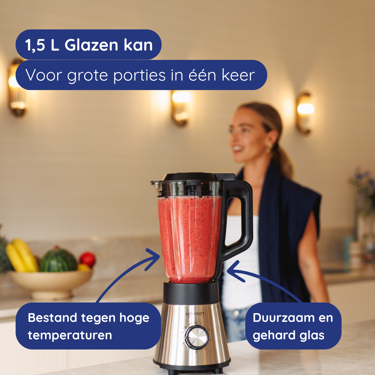 Een blender met een rode smoothie. De blender is duurzaam en gemaakt van gehard glas. De capaciteit is 1,5 L.