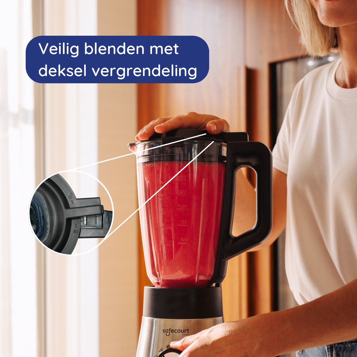 Vrouw gebruikt een blender met rode vloeistof. Tekst: 'Veilig blenden met dekselvergrendeling'.