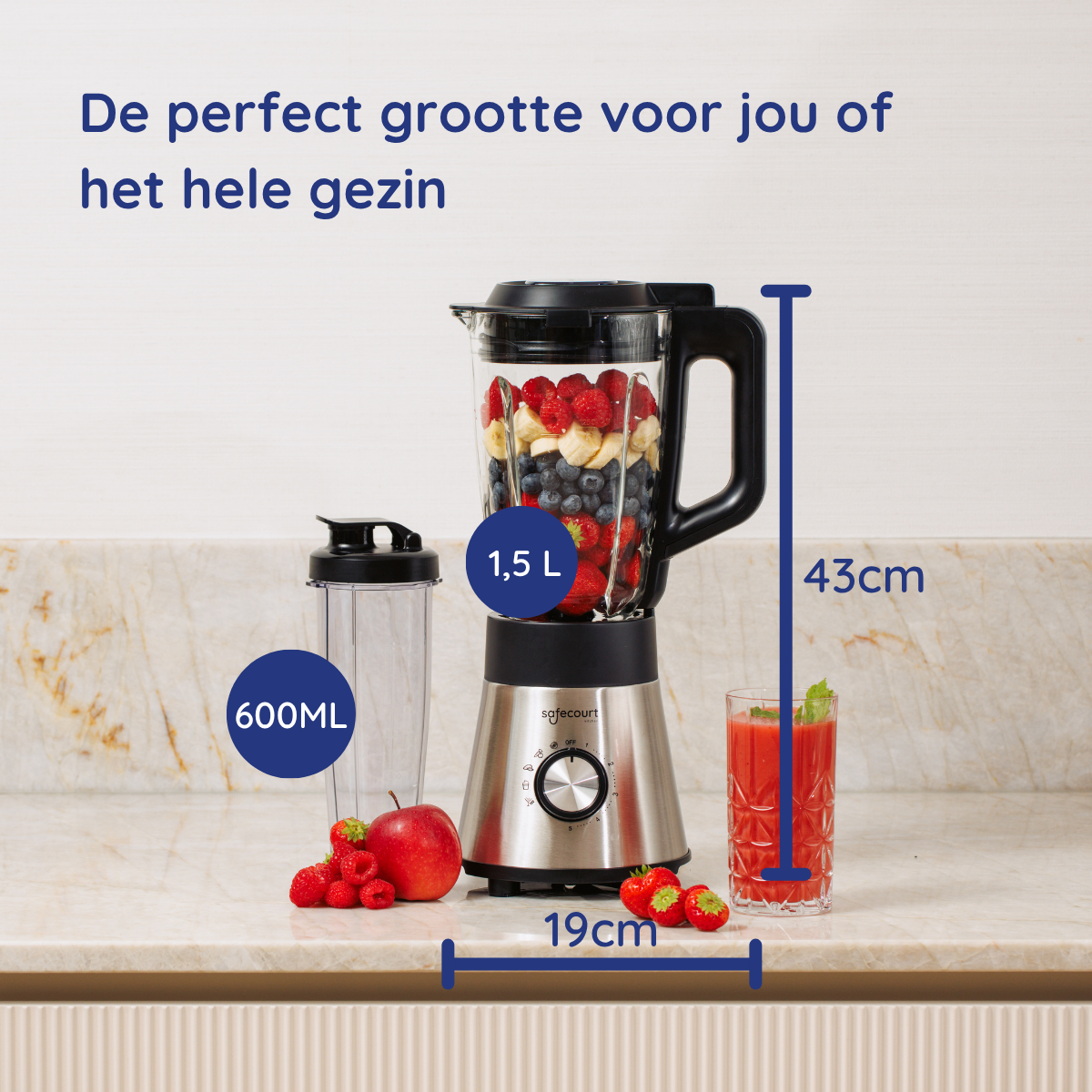 Een blender met fruit en groenten erin. Afmetingen worden aangegeven: 19cm, 43cm, 1,5L en 600ML.