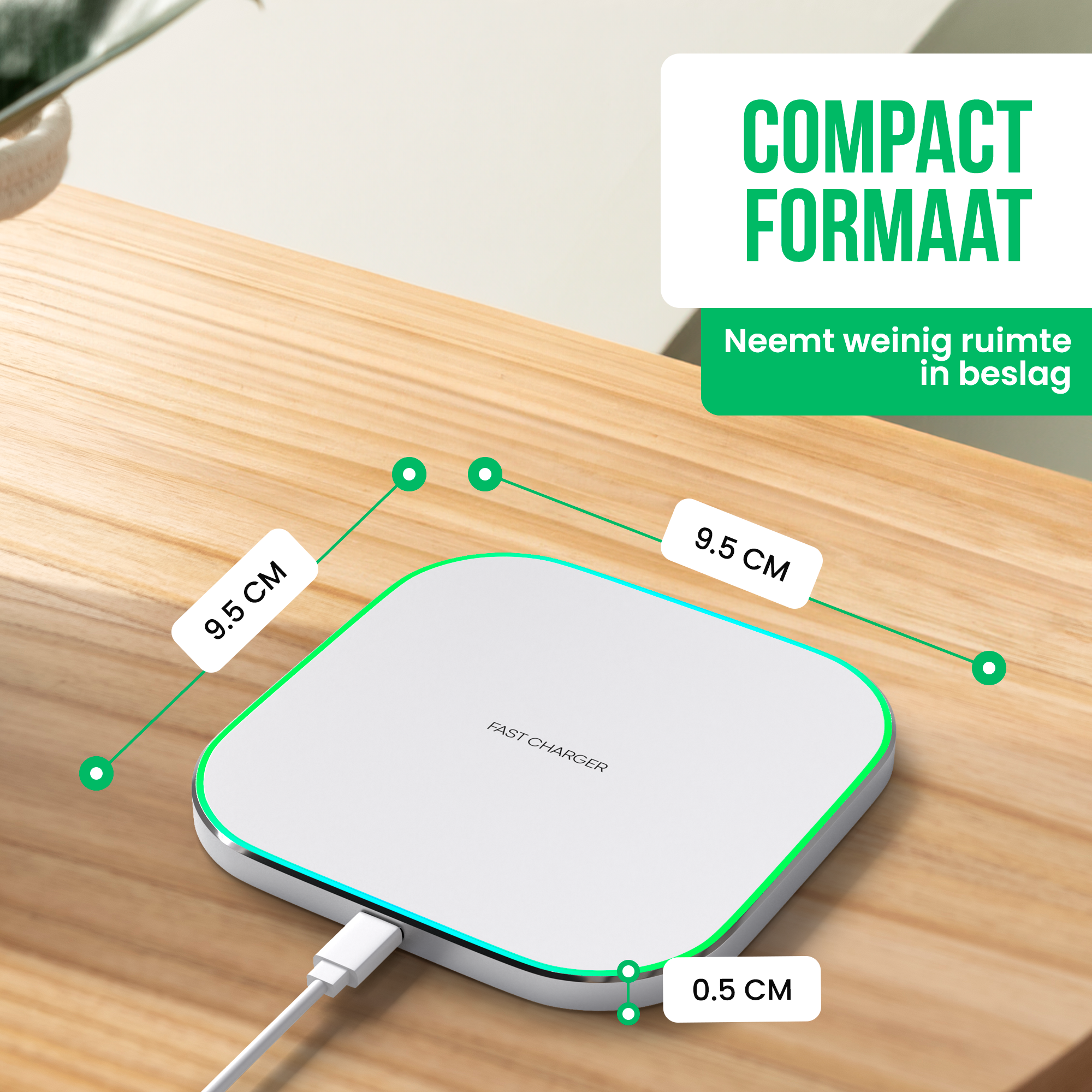 Een witte draadloze oplader op een houten tafel, met een kabel. Tekst: Compact formaat, neemt weinig ruimte in.