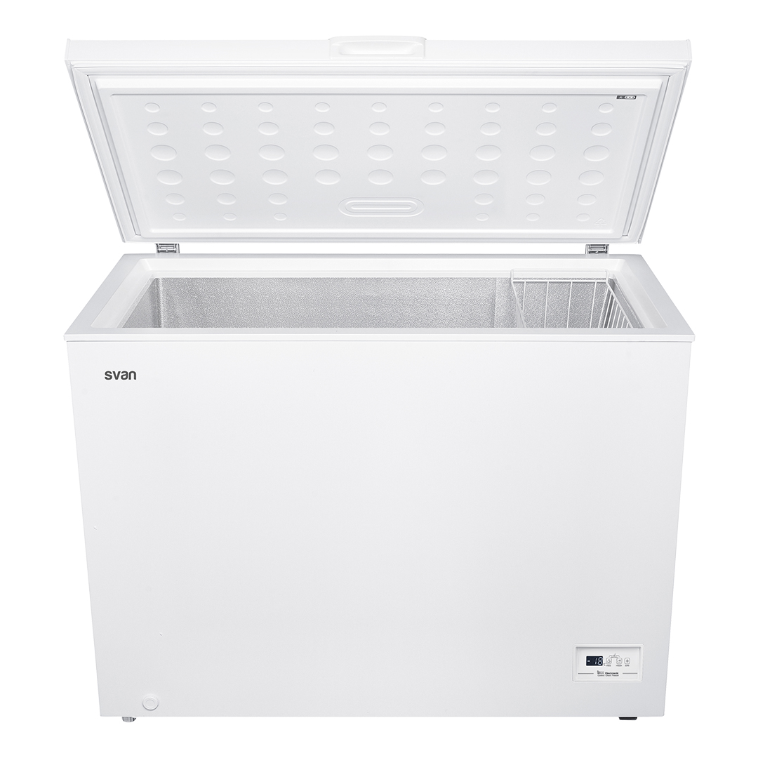 Congelador horizontal blanco con tapa abierta. Interior visible con cesta de alambre y panel de control.