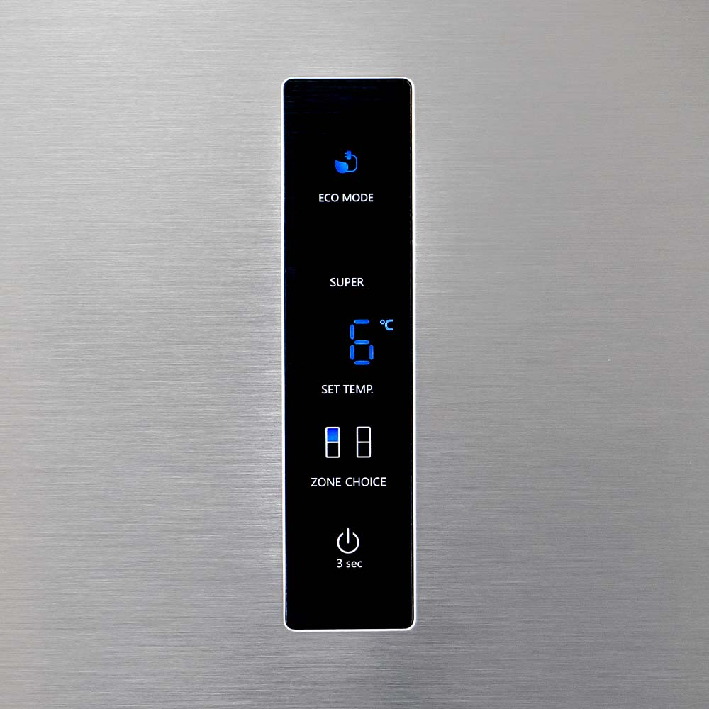 Un primer plano muestra un panel de control negro con iconos y números azules en un refrigerador plateado.