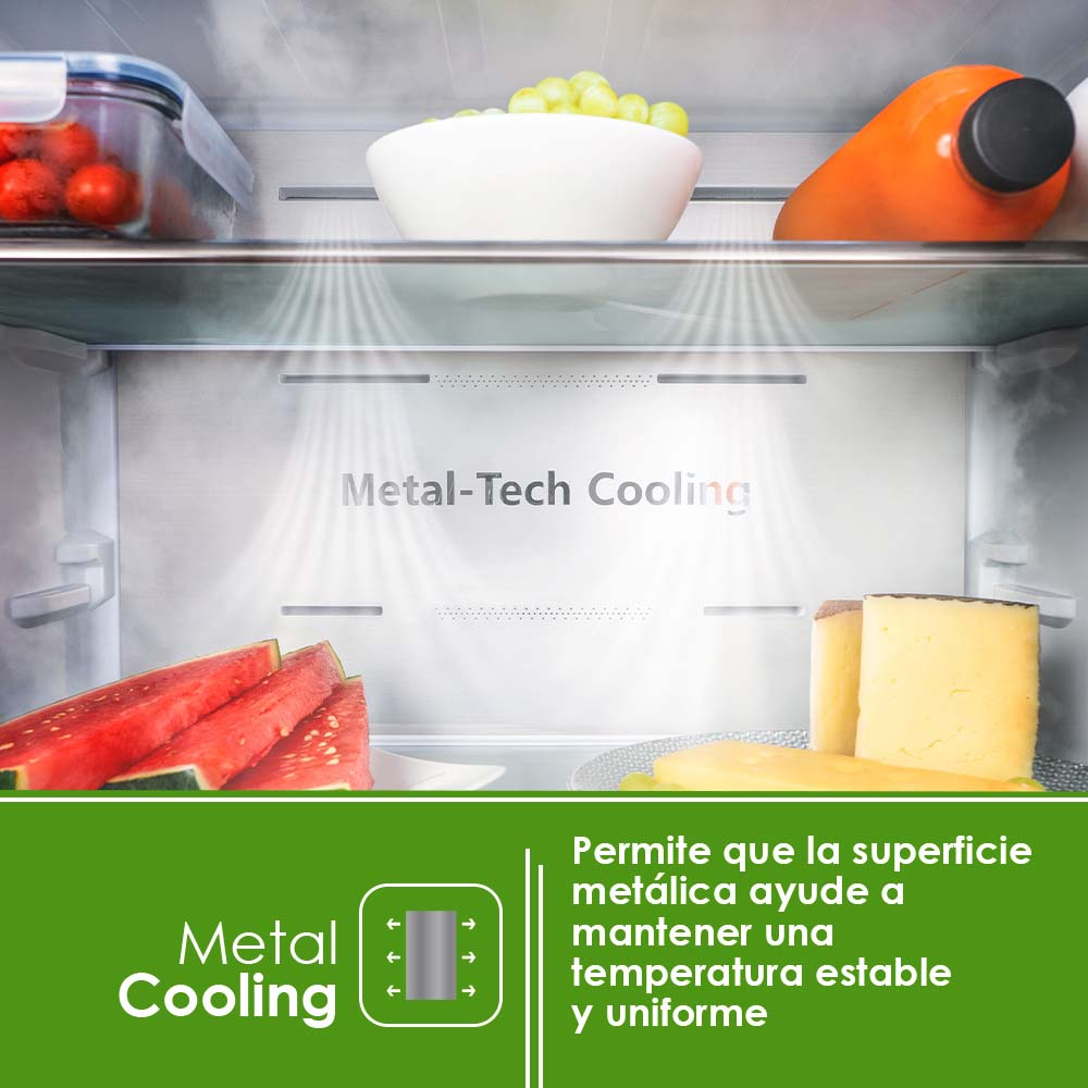 Un estante del refrigerador muestra sandía, queso, uvas y jugo bajo refrigeración metal-tech.