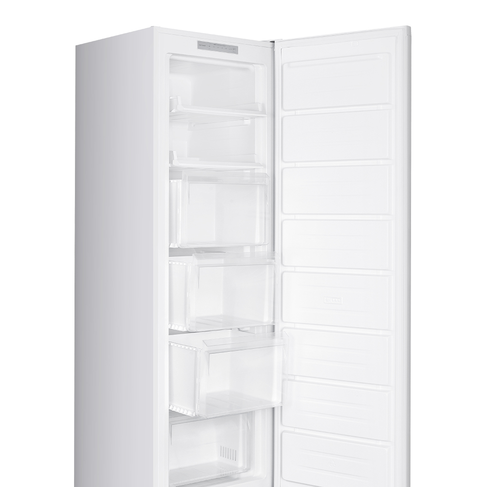 Refrigerador blanco con puerta abierta, revelando estantes y cajones. Interior visible.
