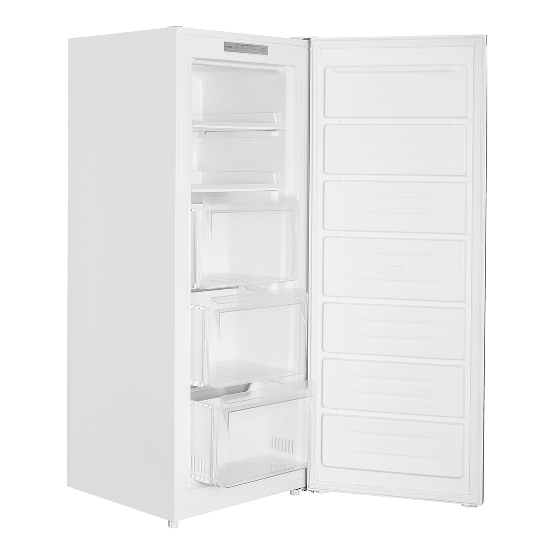 Congelador vertical blanco con puerta abierta, mostrando estantes y cajones.