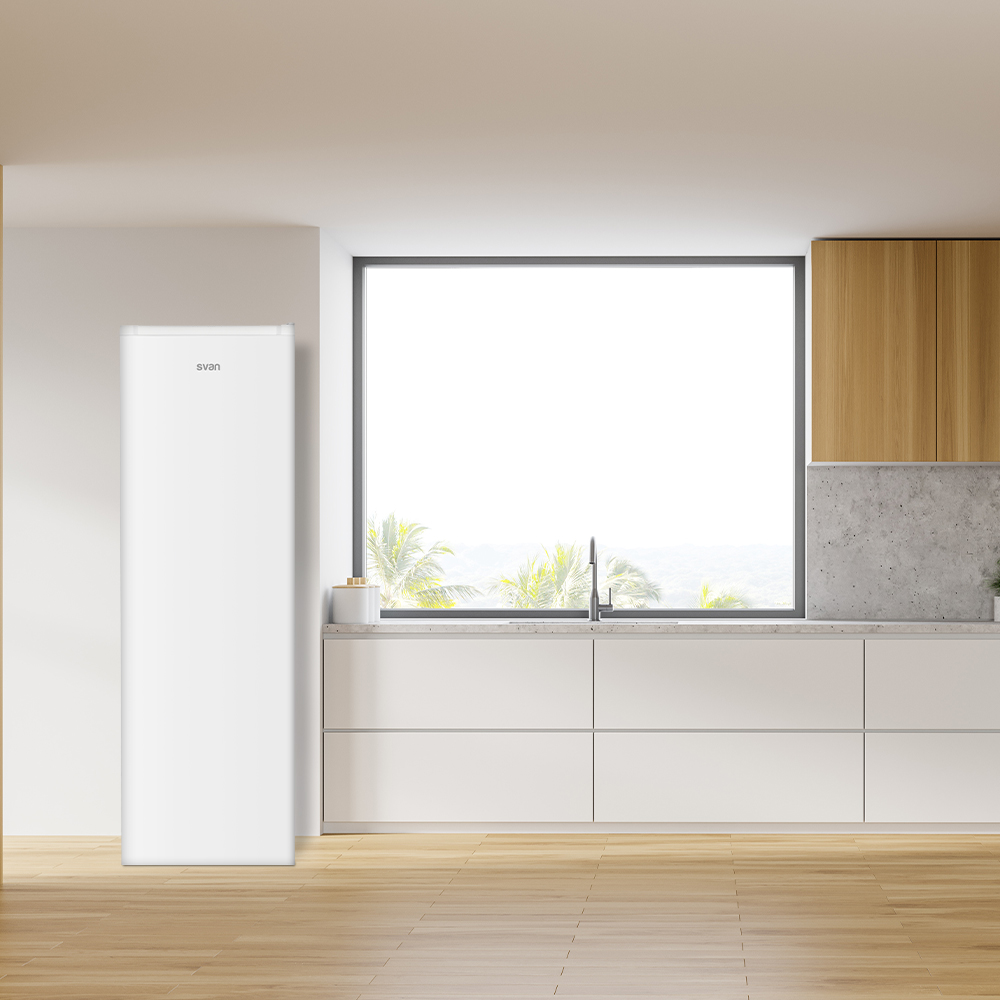 Cocina moderna con nevera blanca, fregadero y gran ventana con vistas a un paisaje.