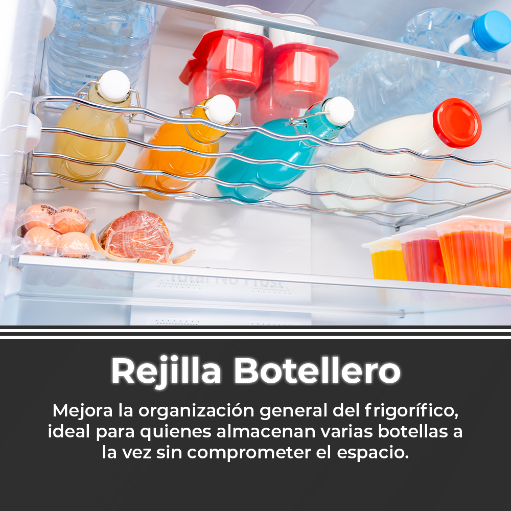 Interior de frigorífico con botellas, tarros y recipientes en estantes con botellero.
