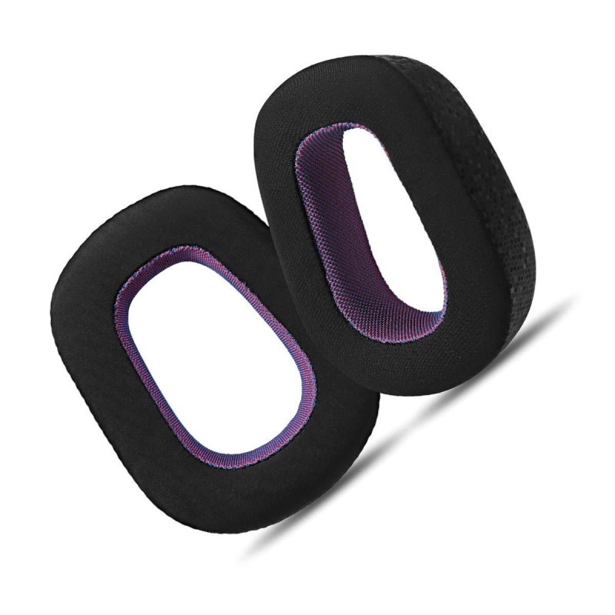 Due cuscinetti auricolari neri con un centro in rete viola e rosso. Sono su una superficie bianca.