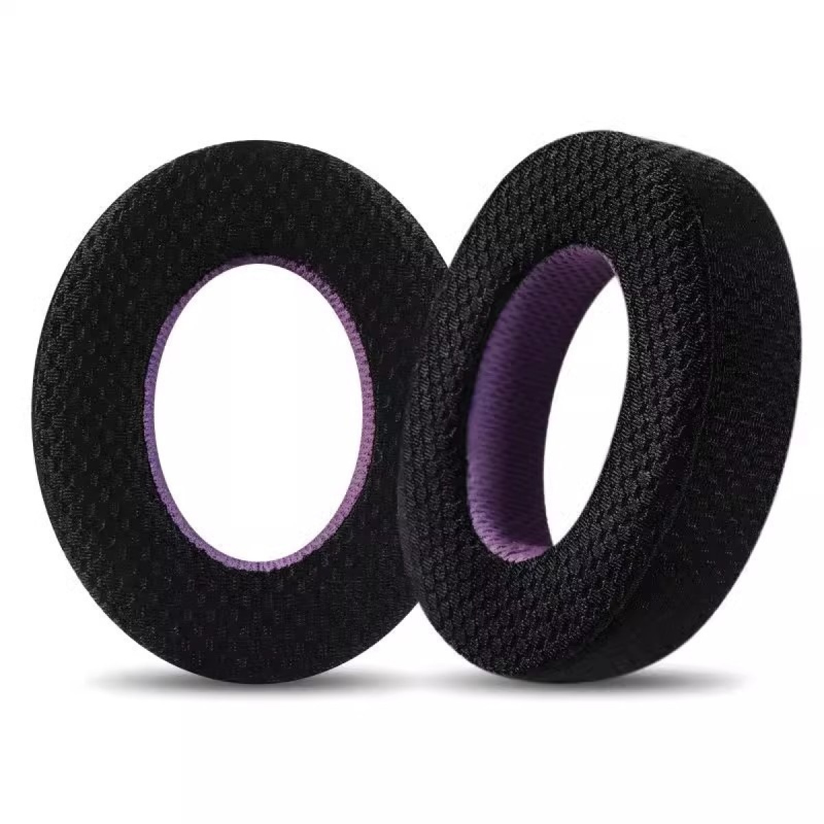 Due cuscinetti auricolari neri per cuffie con tessuto viola all'interno, evidenziando la texture e i dettagli del design.
