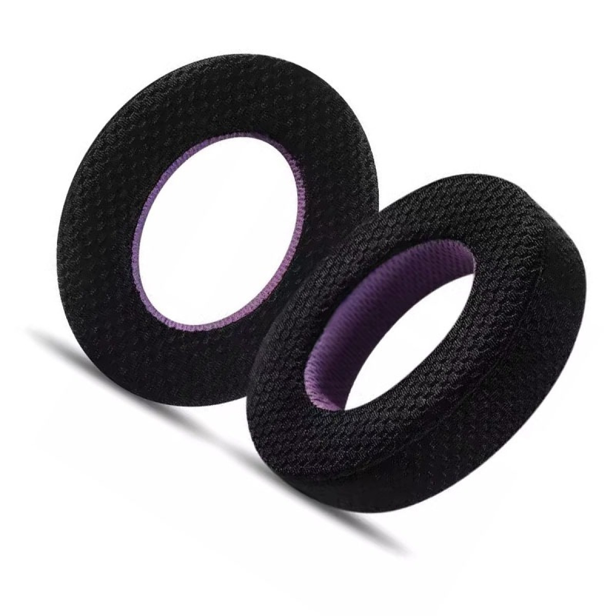 Due cuscinetti auricolari neri, ovali, con interno viola. Sfondo bianco. Inclinato verso lo spettatore.