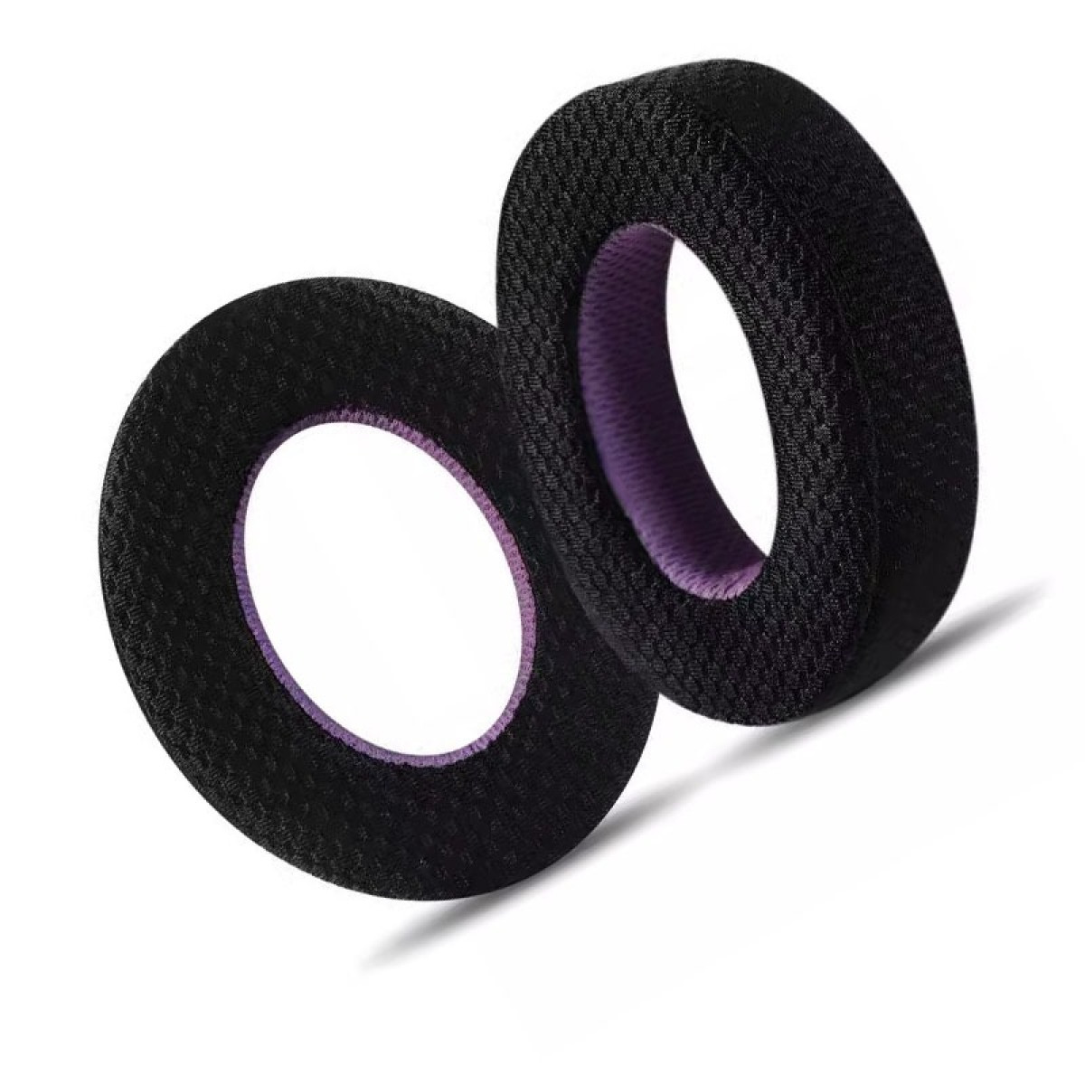 Due cuscinetti auricolari neri per cuffie con tessuto viola all'interno, che mostrano la texture e il design.