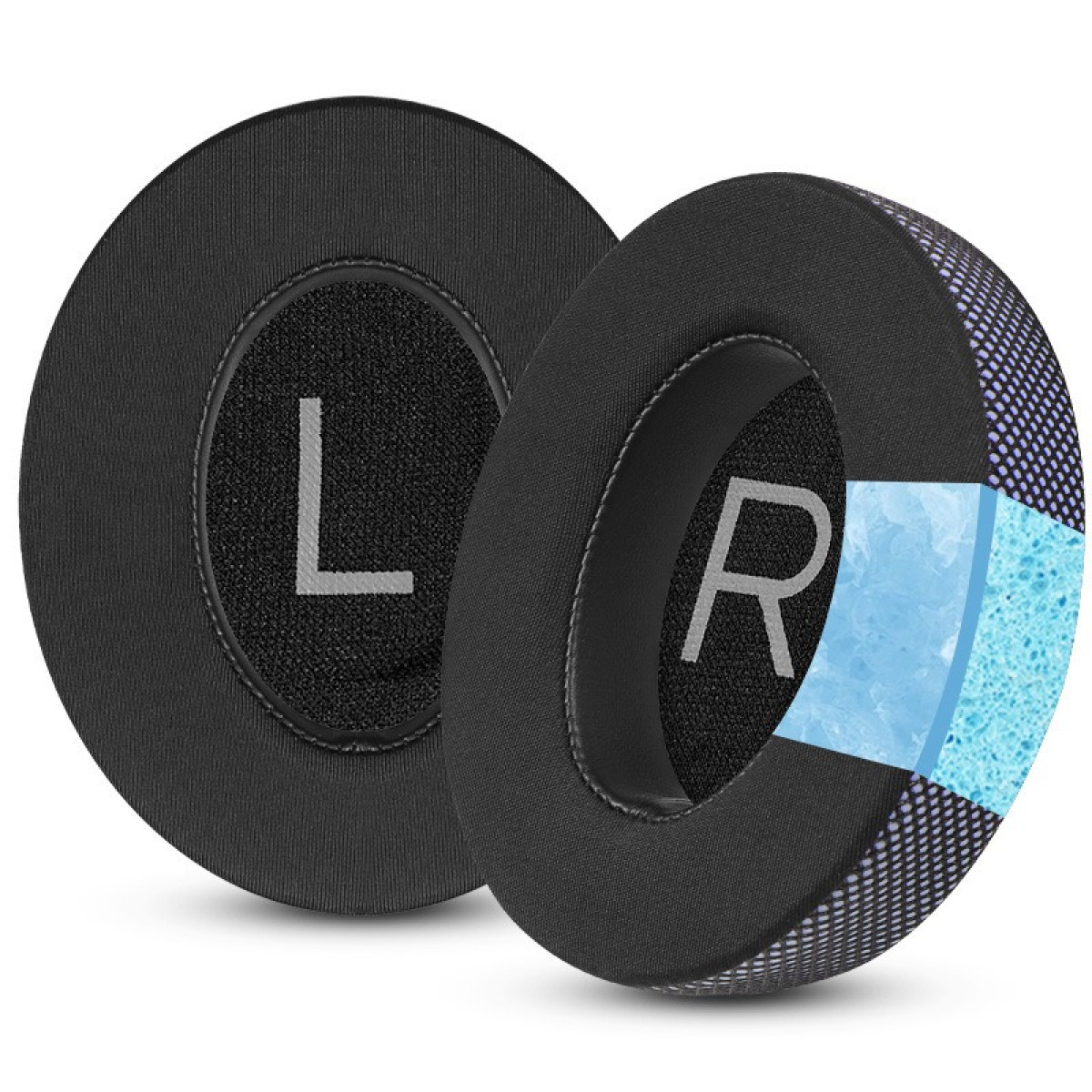 Due cuscinetti auricolari neri per cuffie etichettati con 'L' e 'R', evidenziando il dettaglio della spugna blu.