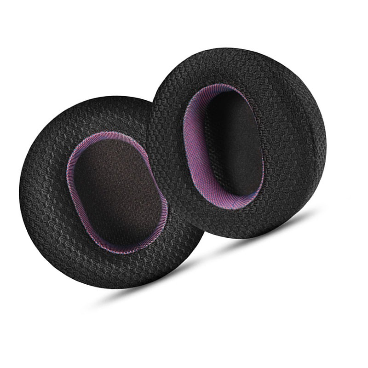 Due cuscinetti auricolari neri per cuffie con tessuto viola all'interno, concentrandosi sul loro design e sulla texture.