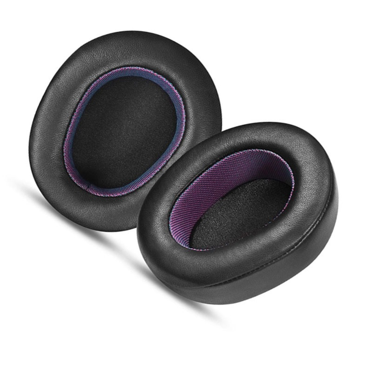 Due cuscinetti auricolari neri per cuffie con tessuto viola all'interno, che mostrano design e comfort.