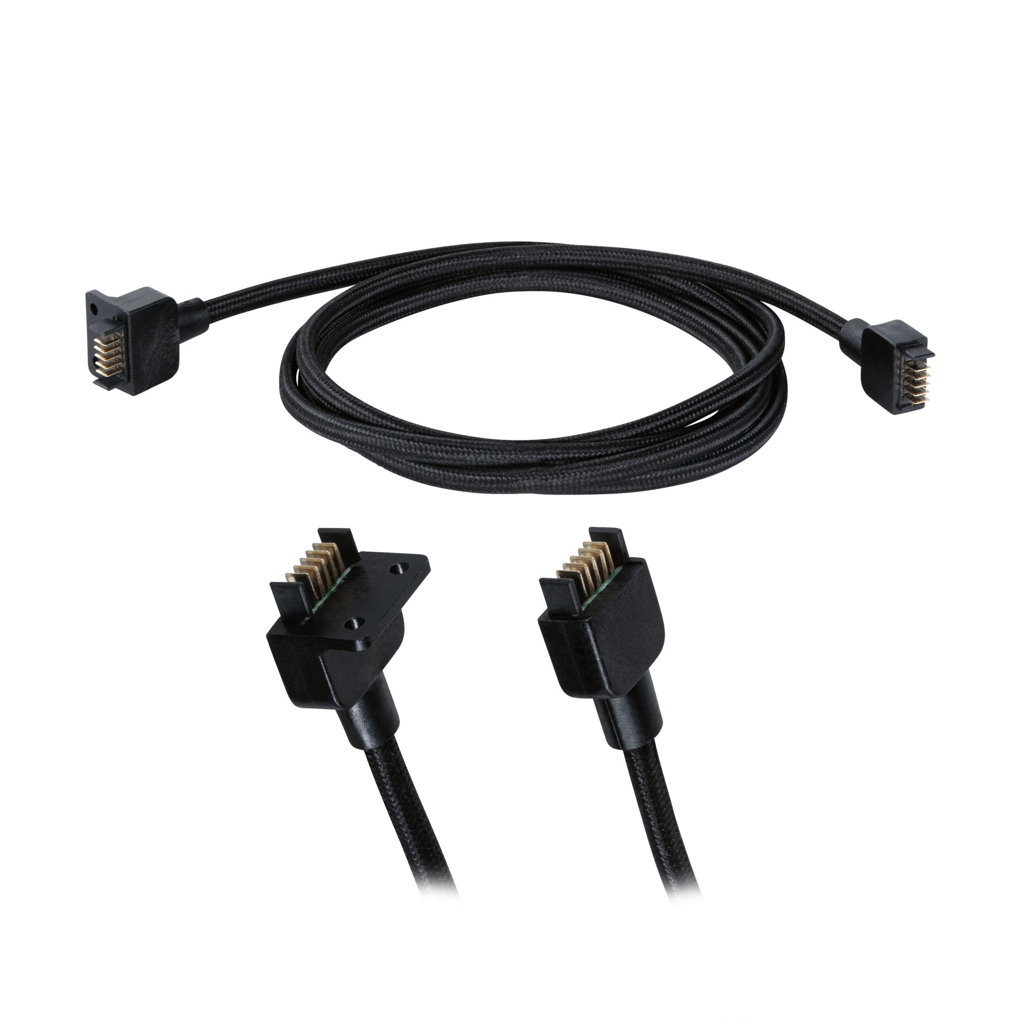 Schwarzes Kabel mit Steckern an jedem Ende. Das Kabel ist aufgerollt. Isoliert auf weißem Hintergrund.