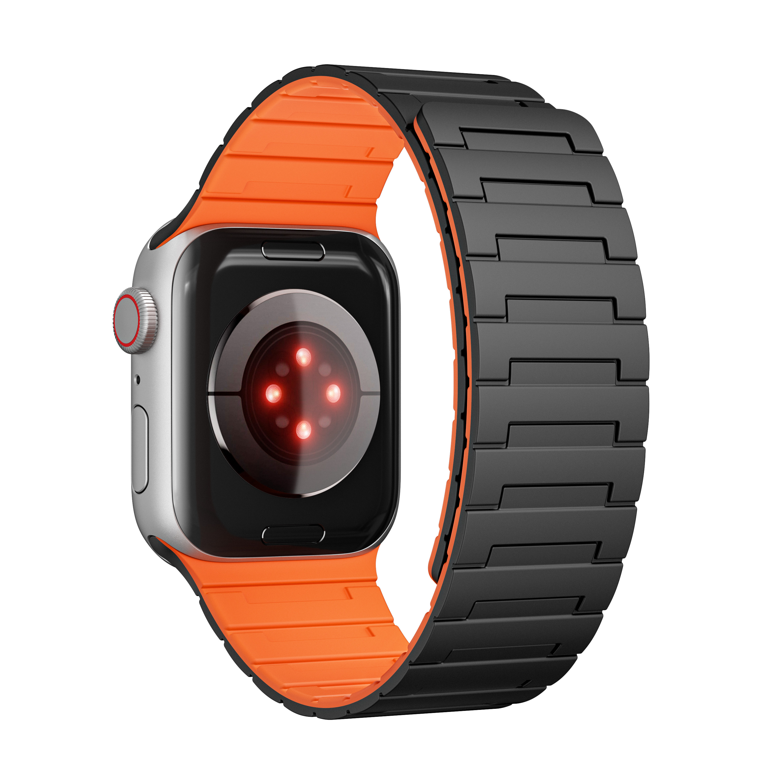 Silberne Apple Watch mit schwarzem Armband und orangefarbenem Innenfutter. Herzfrequenzsensor leuchtet. Weißer Hintergrund.