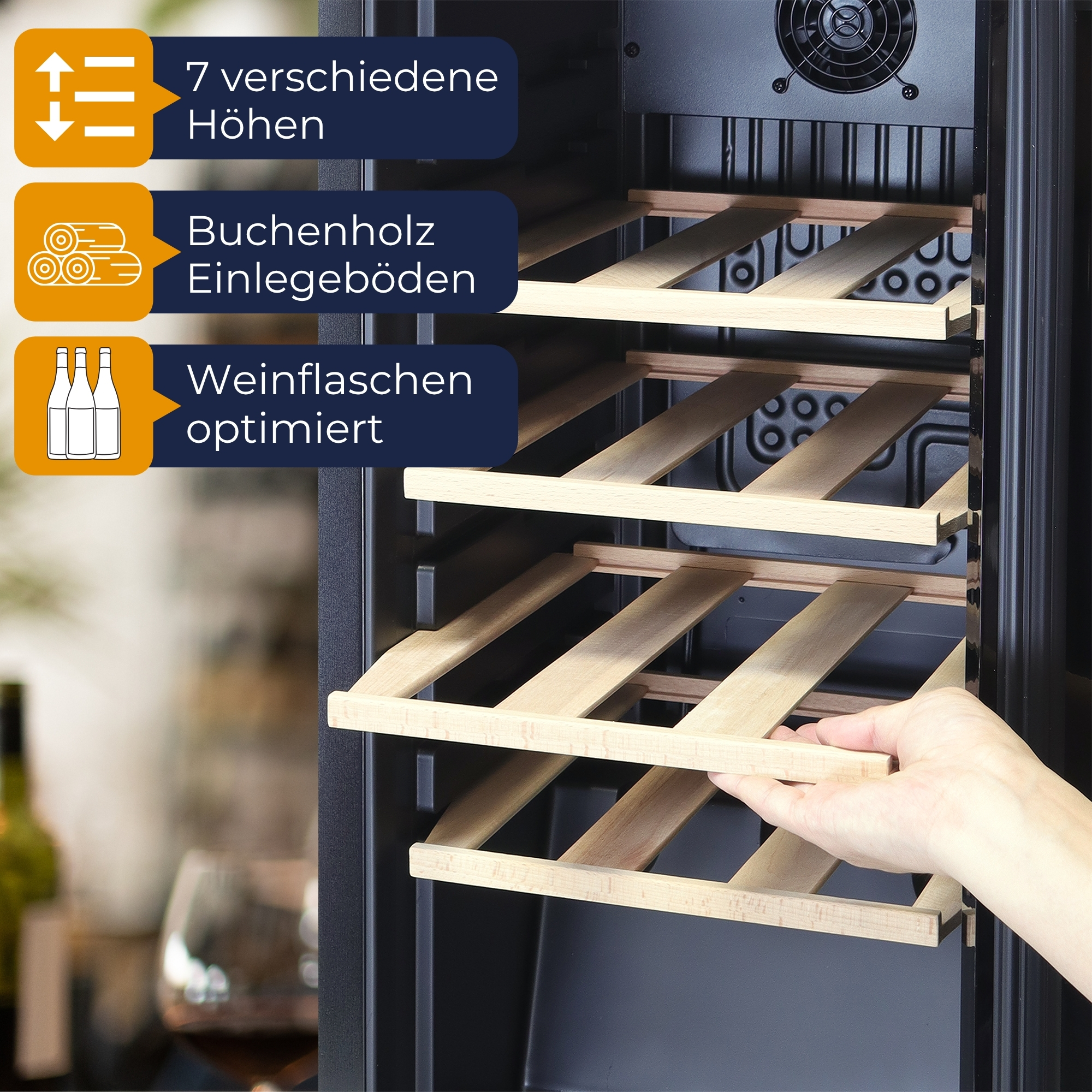 Innenraum eines schwarzen Weinkühlers mit Holzregalen und einer Hand, die eines einstellt.