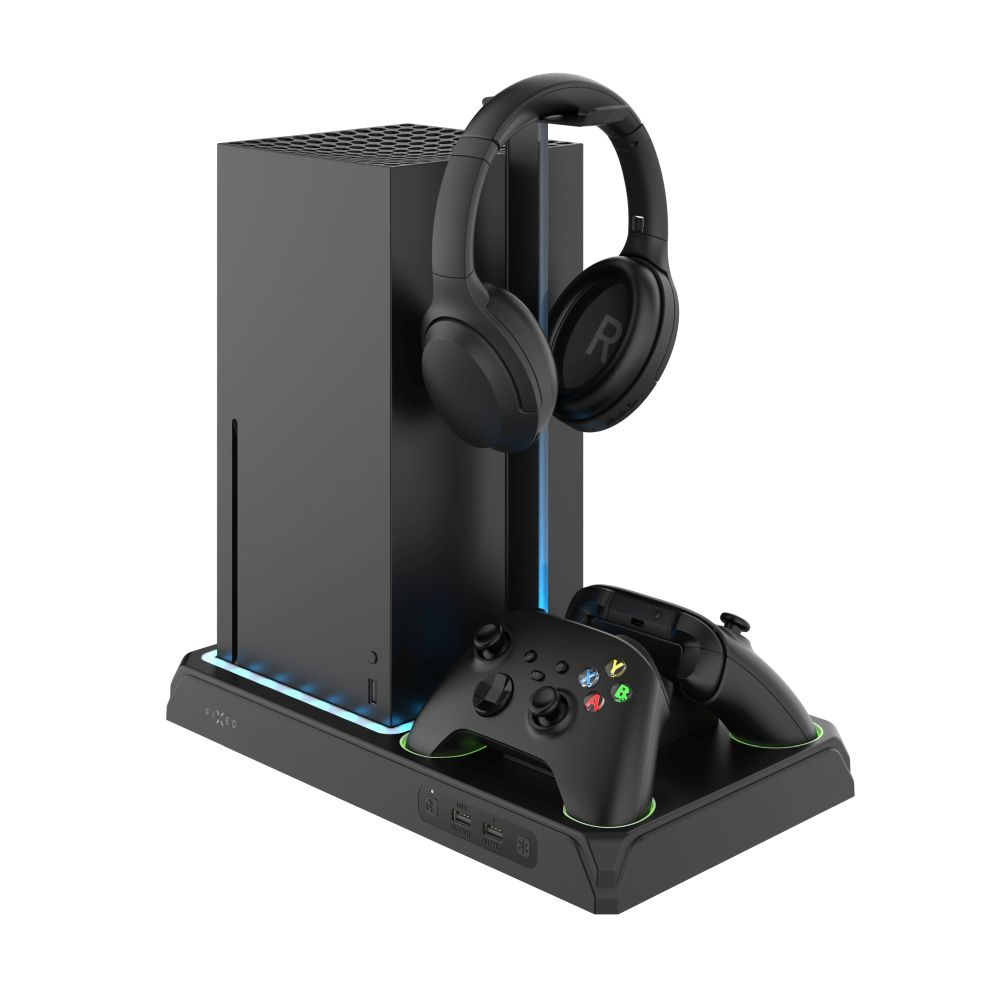 Supporto nero per console di gioco con console, cuffie e due controller sopra.