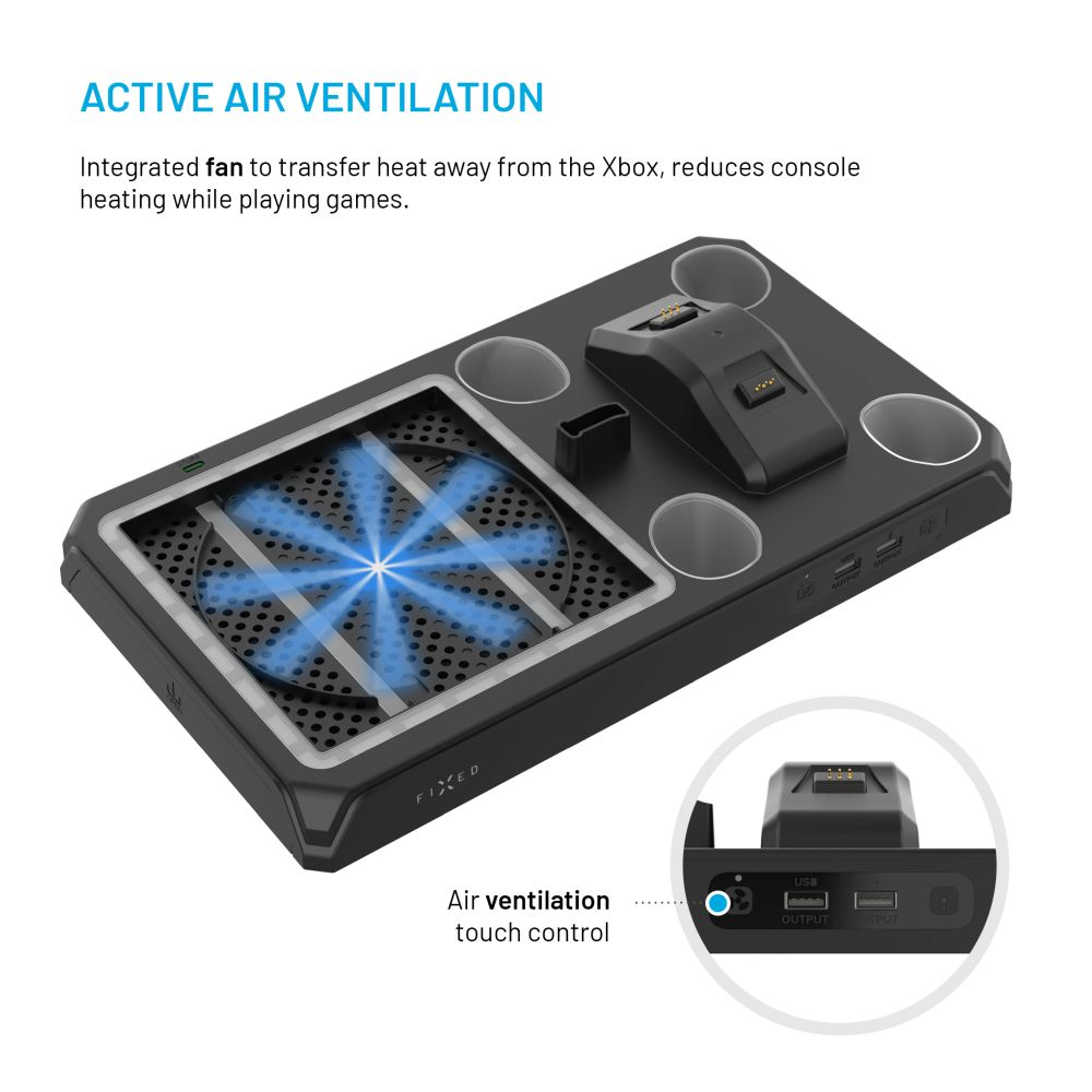Accessorio per console di gioco con ventola e porte di ricarica, con un primo piano delle porte.