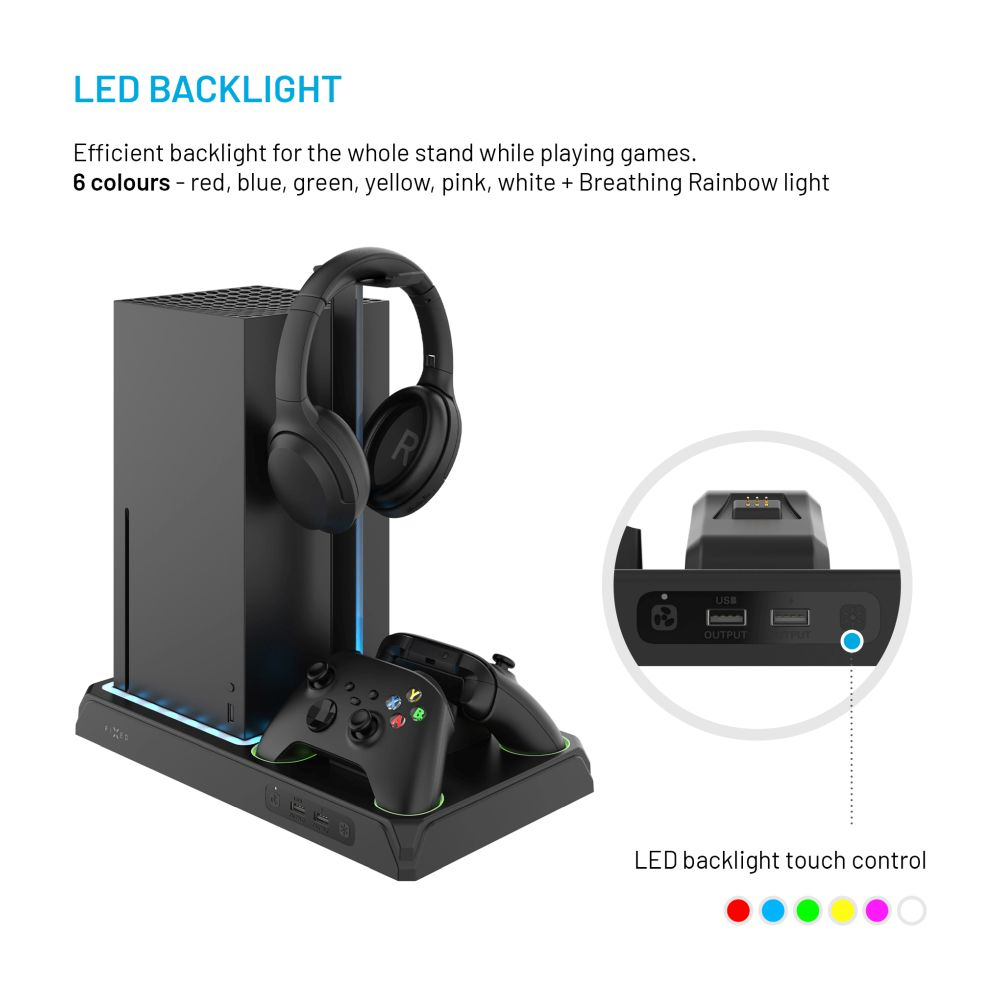 Supporto gaming con console, cuffie e controller; luci blu, rosse, gialle.