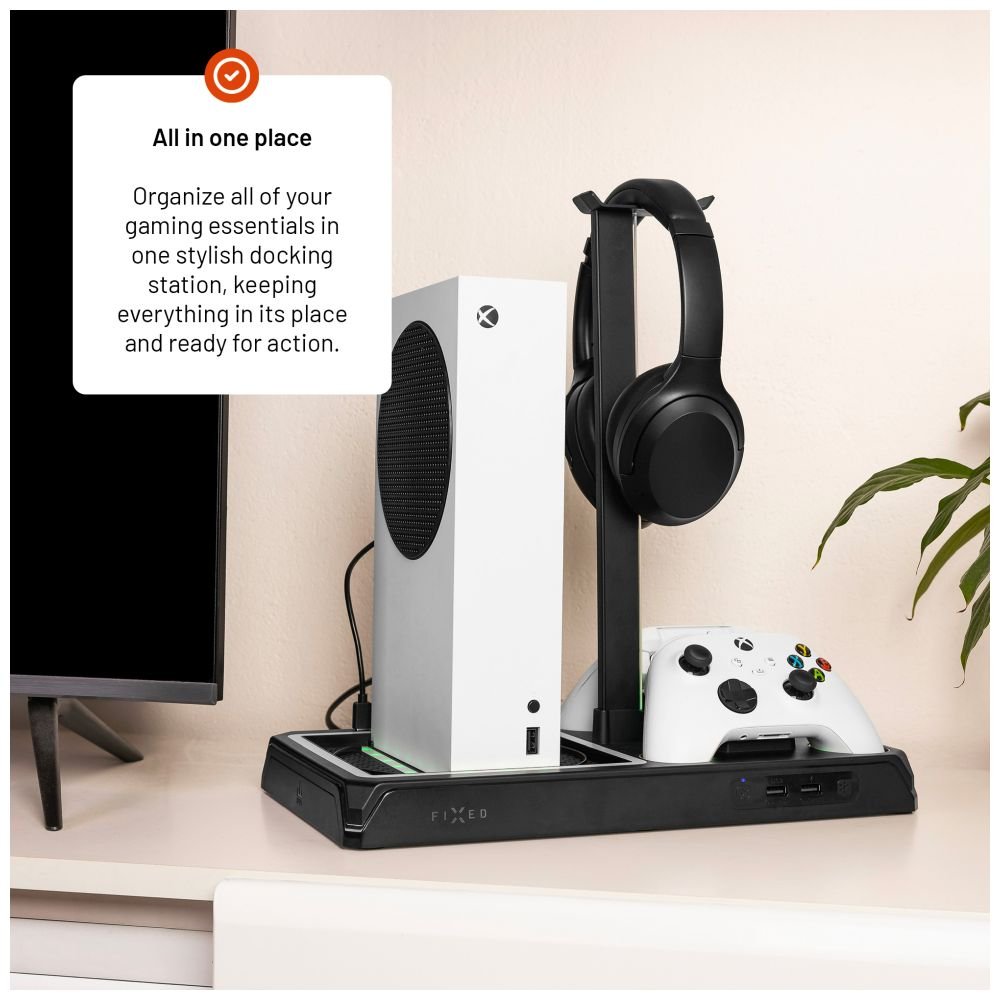 Console Xbox Series S bianca su docking station con controller, cuffie, pronta per il gioco.