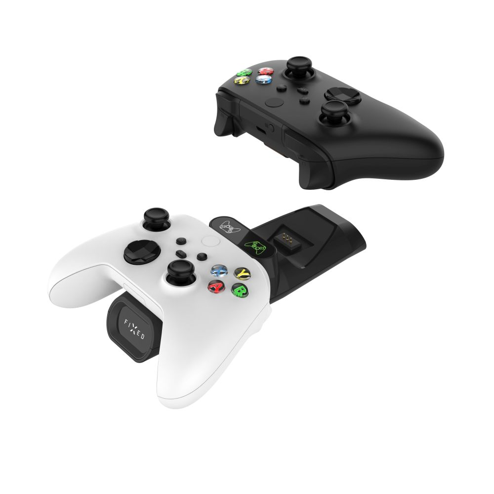 Due controller, uno nero e uno bianco, su una stazione di ricarica.