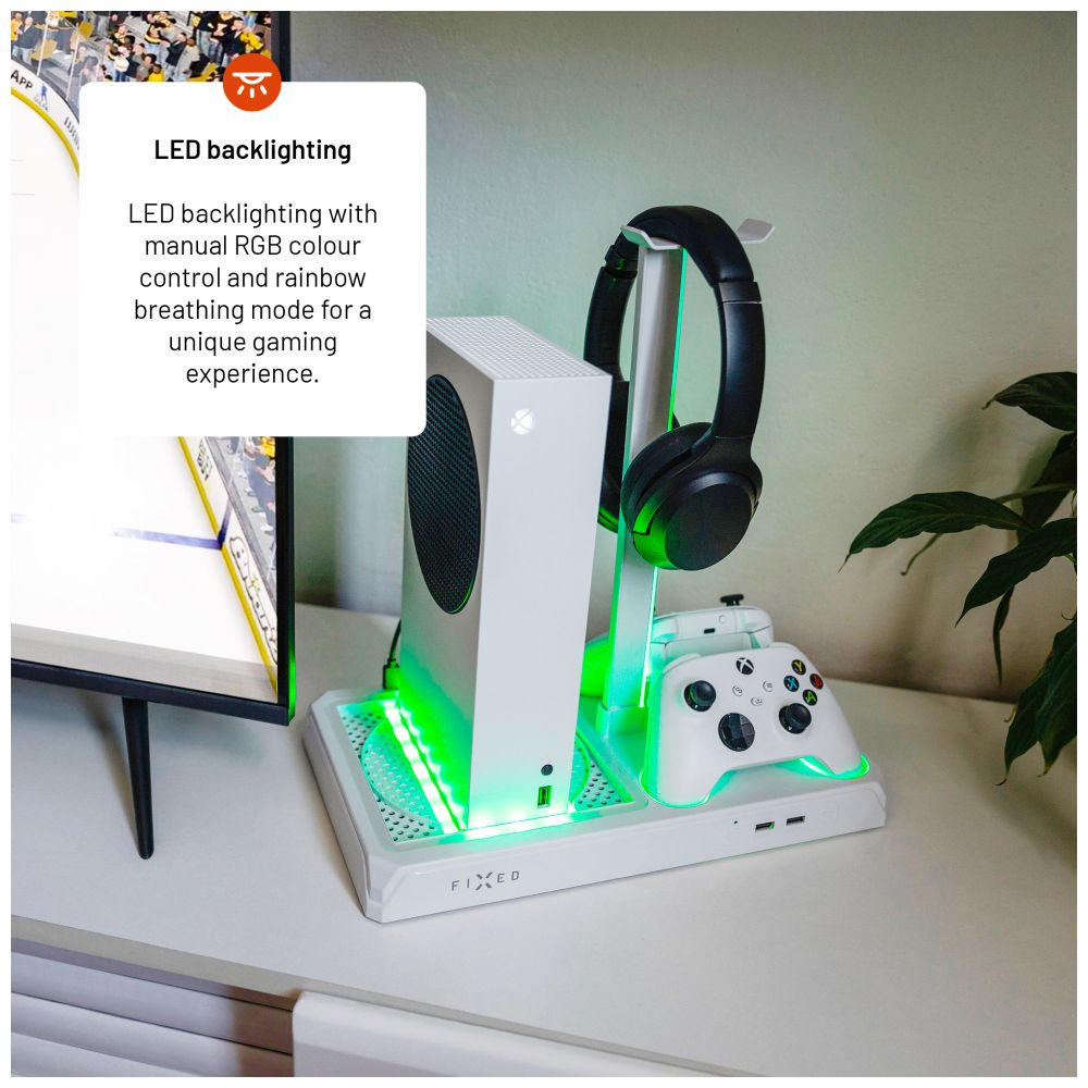 Weiße Xbox Series S Konsole, Kopfhörer und Controller auf Dockingstation mit LED-Hintergrundbeleuchtung.