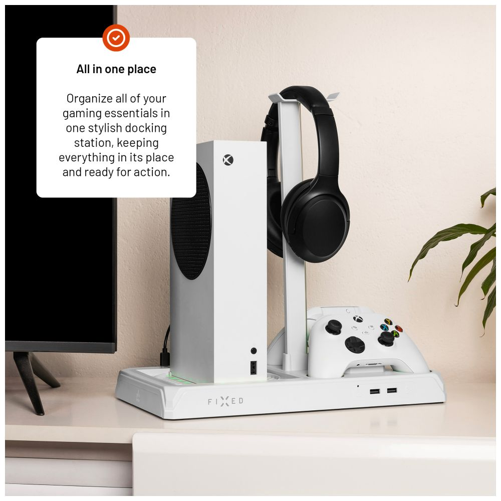 Console Xbox Series S bianca, cuffie e controller su una docking station, tutto in un unico posto.