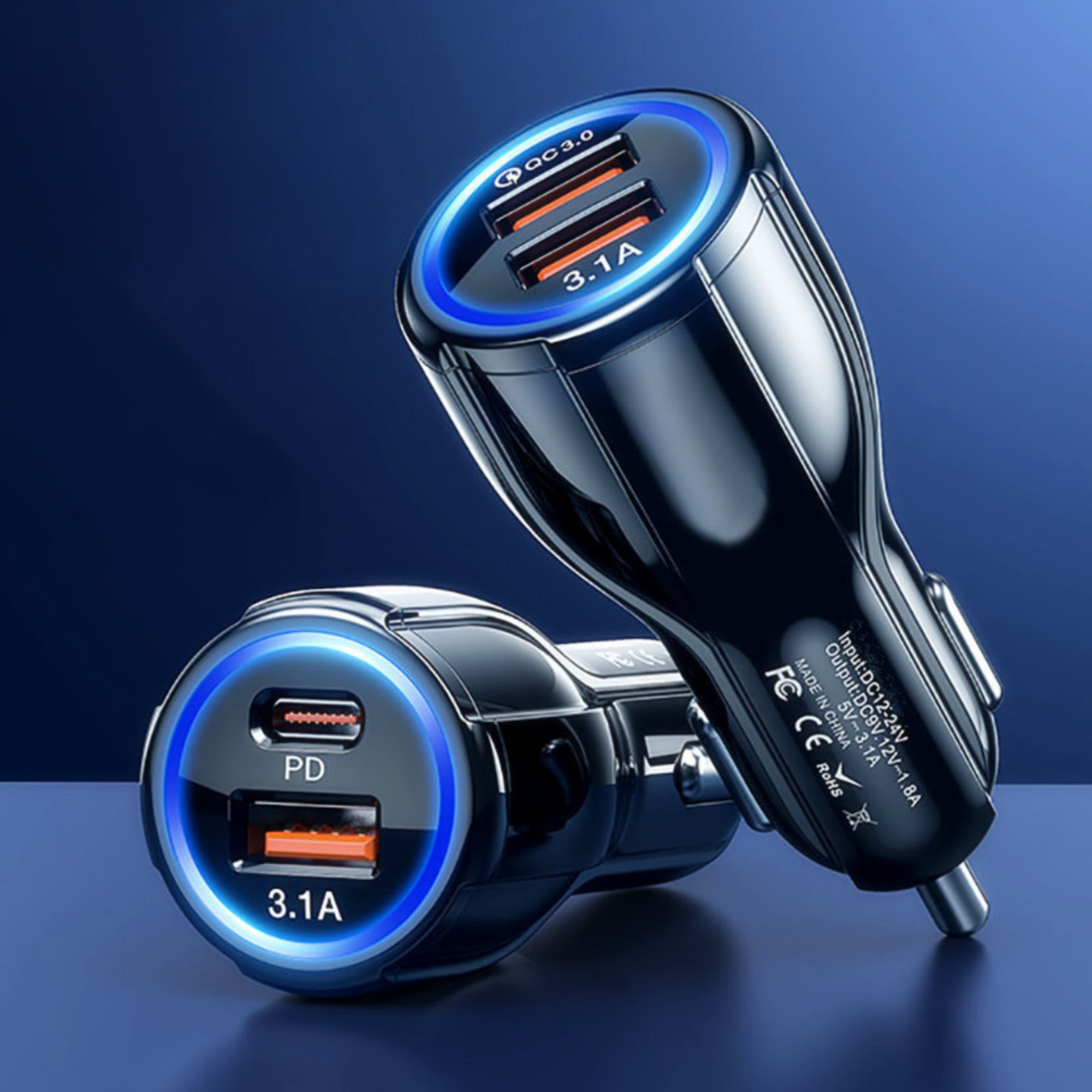 Zwei Autoladegeräte mit mehreren USB-Anschlüssen, eines mit PD. Blaues Licht umgibt die Anschlüsse. Schwarze Ladegeräte.