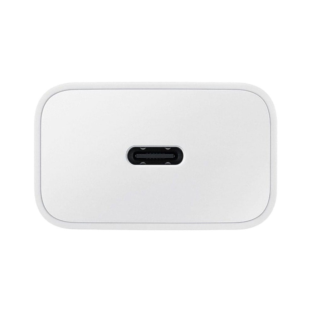 Un cargador rectangular blanco con un puerto USB-C negro. Es una toma de primer plano, centrada en un fondo blanco.
