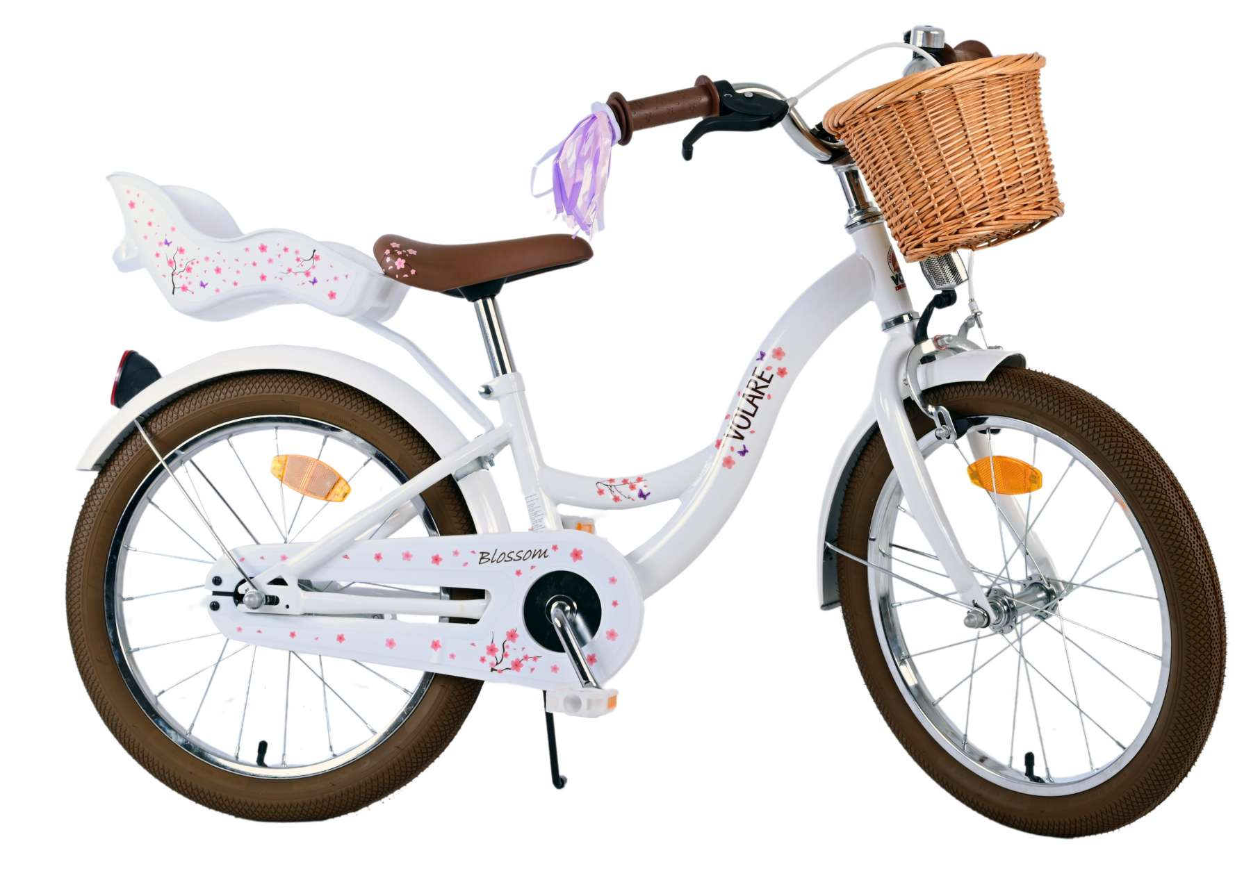 Weißes Mädchenfahrrad mit rosa Akzenten, einem Korb und einem Rücksitz. Mit rosa Blumen verziert.