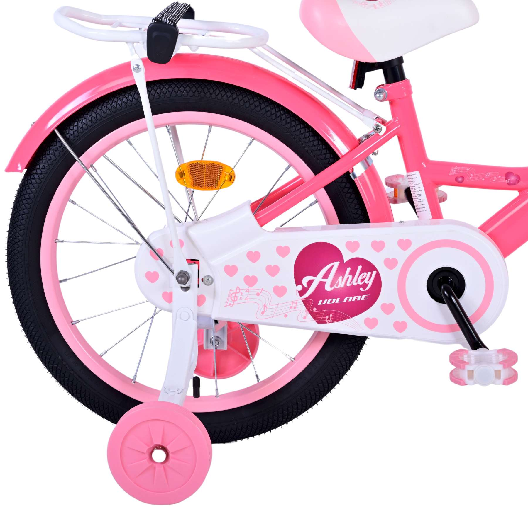 Nahaufnahme des Hinterrads eines rosa Mädchenfahrrads mit Stützrädern. Das Wort 'Ashley' ist sichtbar.