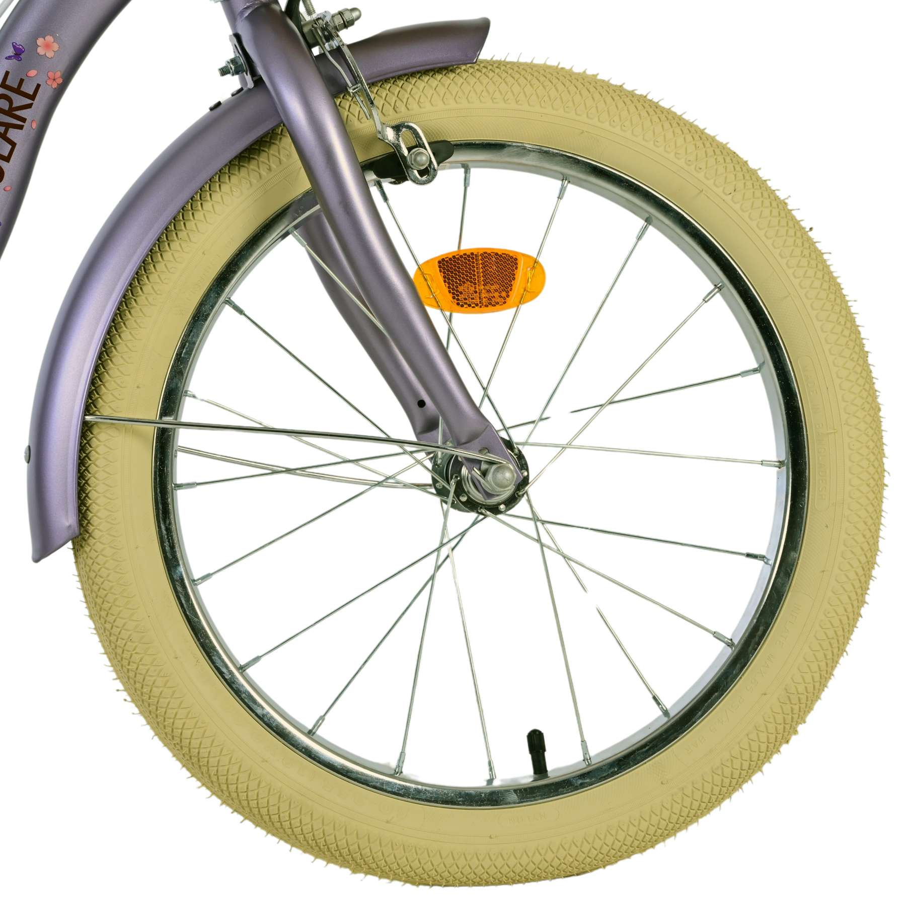 Nahaufnahme eines lavendelfarbenen Fahrradrads mit beigem Reifen. Ein Reflektor ist an der Vordergabel befestigt.