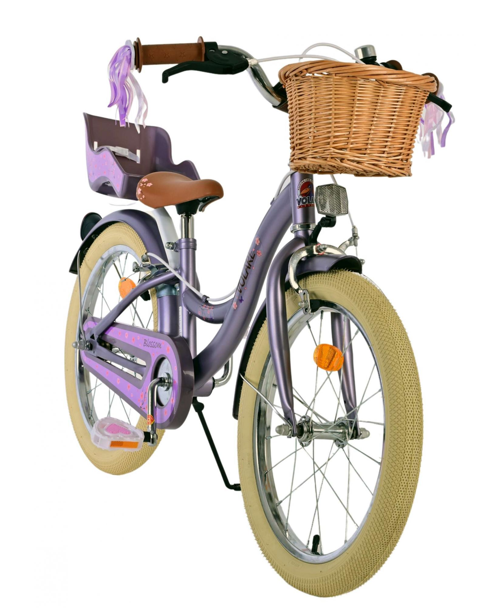 Ein lila Kinderfahrrad mit Weidenkorb und Kindersitz.