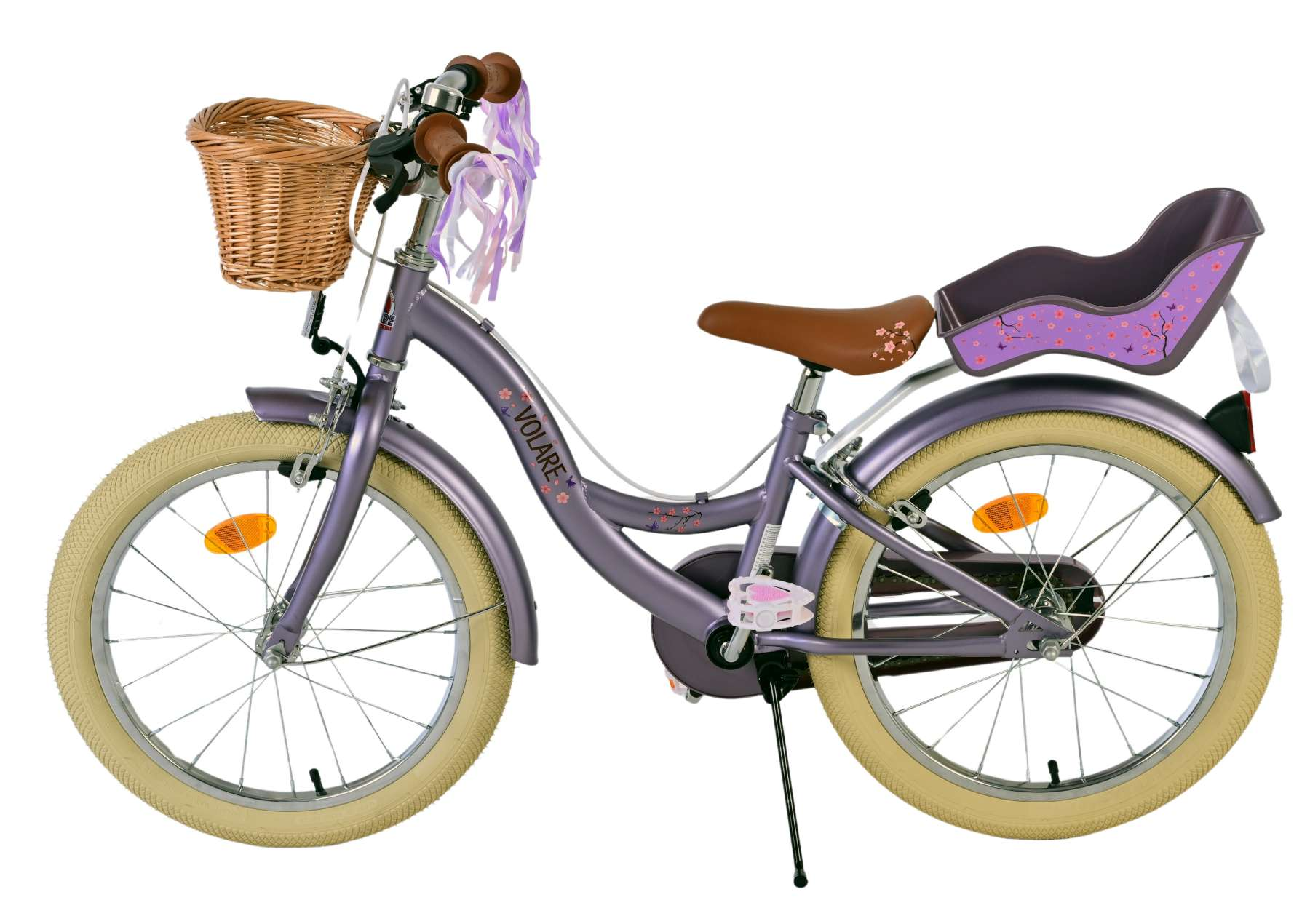 Lila Fahrrad mit Korb, Sitz und Stützrädern. Es hat beige Reifen und ein Blumendesign.