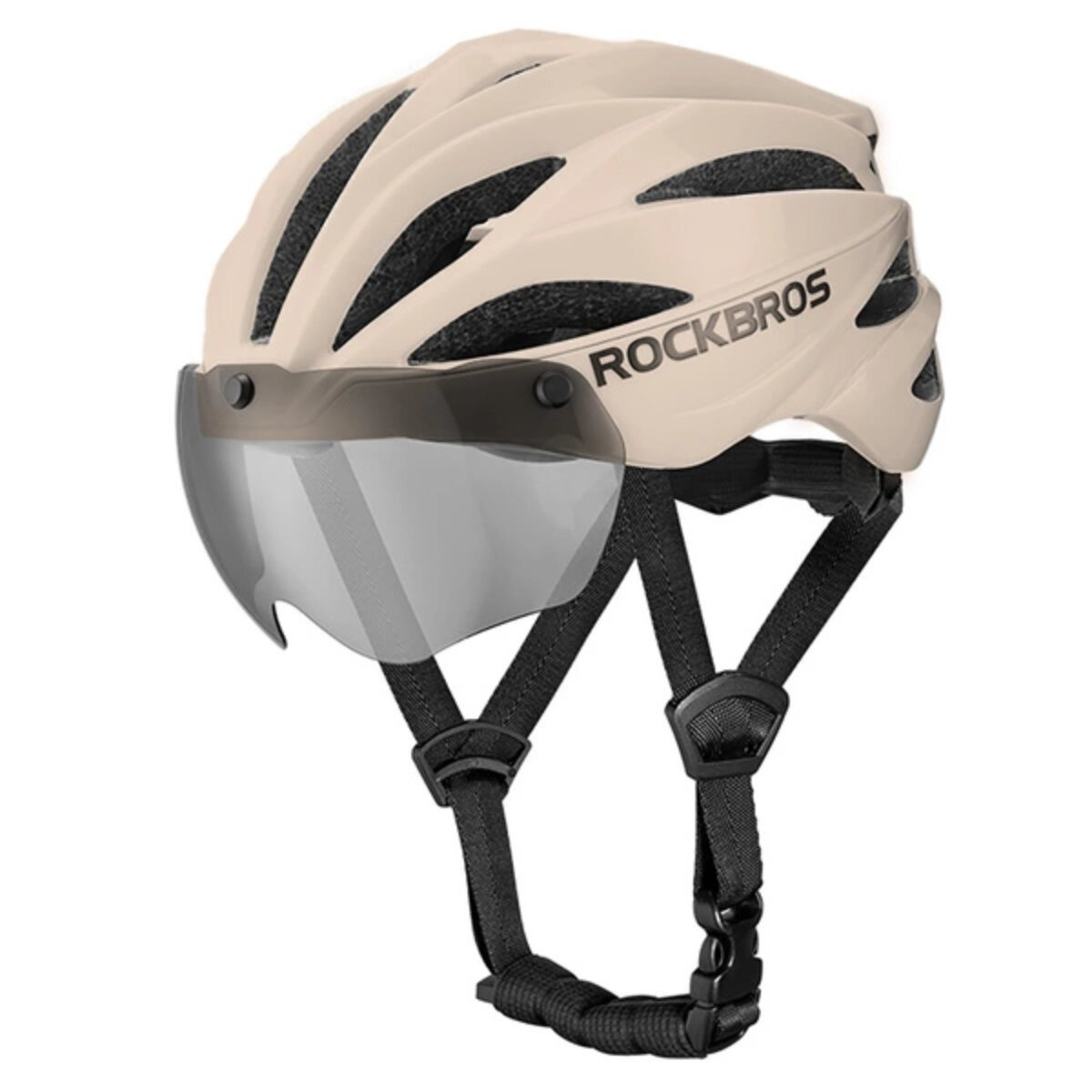 Beiger Rockbros-Fahrradhelm mit silbernem Visier. Schwarze Riemen und Schnalle. Weißes Logo auf der Seite. Weißer Hintergrund.