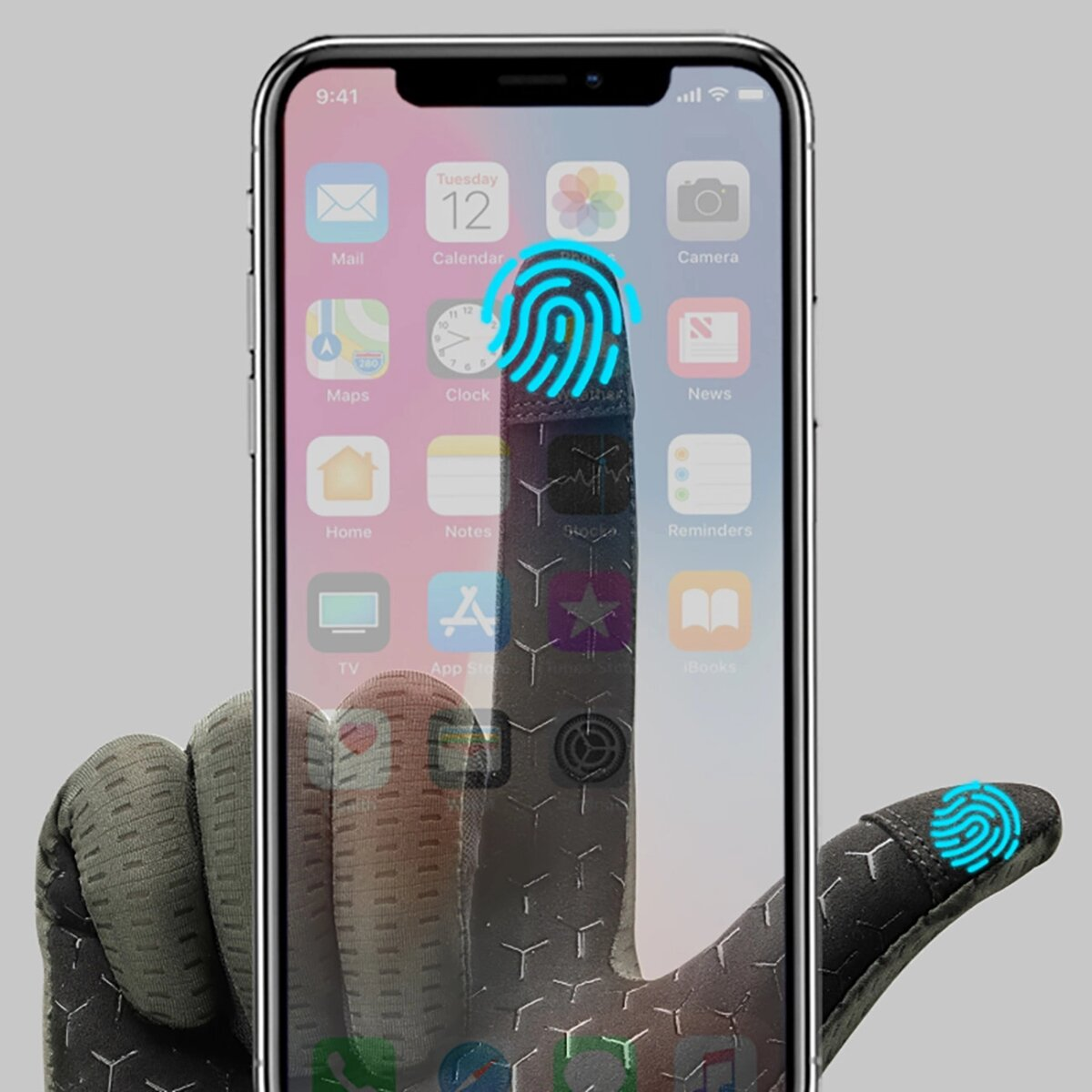 Eine Hand mit Handschuh, die einen Telefonbildschirm mit einem Fingerabdruck berührt.